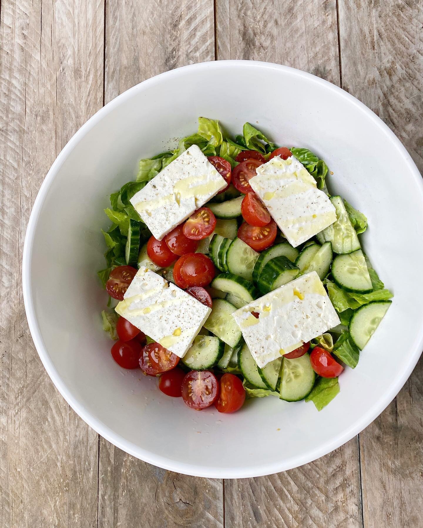 My perfect Monday reset 🙌🏼 You guys know I don&rsquo;t believe in detoxes or cleanses so after a weekend of indulgence I always start fresh with a healthy food reset. This 4 INGREDIENT Greek inspired salad is crunchy perfection and perfect for summ