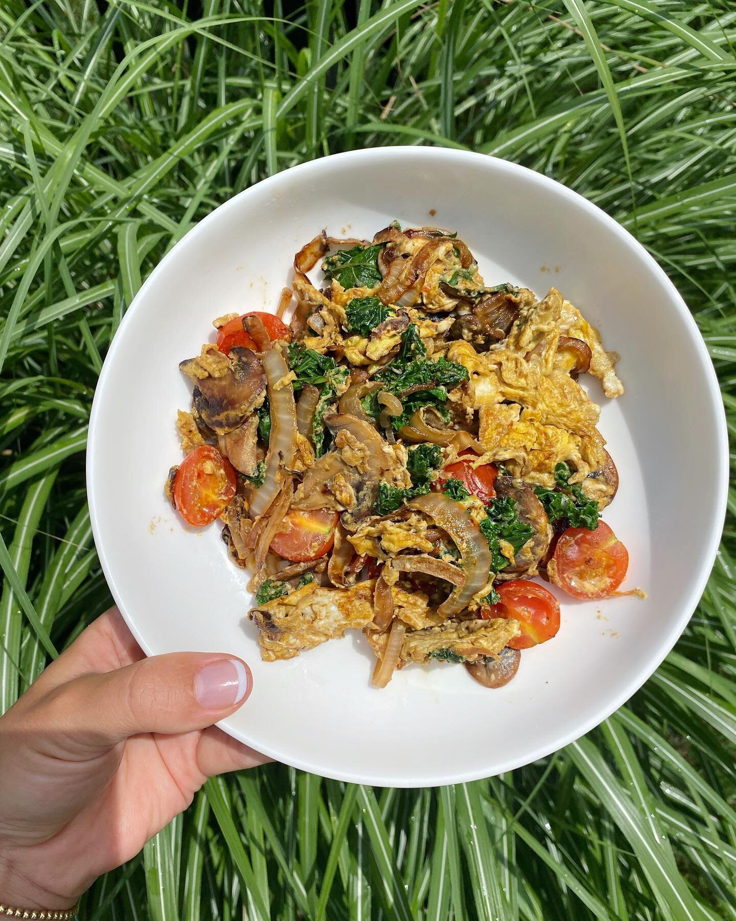 HEALTHY ALIBI BREAKFAST SPECIAL 🍳🍅🥬🍄🧅 When I have time to make myself the breakfast I loveee (&amp; that I used to eat everyday in my 20&rsquo;s😂) it feels so damn good 🙌🏼 This scrambled egg veg combo has been one of my faves forever! Takes a