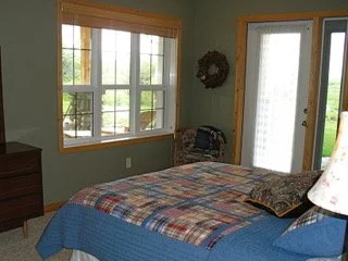 Glacier Lily queen room.