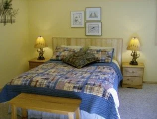 Glacier Lily queen room.
