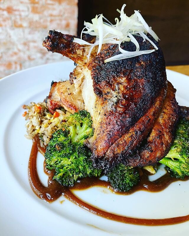 New chicken set. Maui Onion rubbed 1/2 roasted chicken, fried rice, chili oil saut&eacute;ed broccoli, Hulu Hulu sauce, shaved green onion. Awesome! @obinoble666 @spiceology 
Service starts at 4pm tonight. Patio and basement bar open. Limited seating