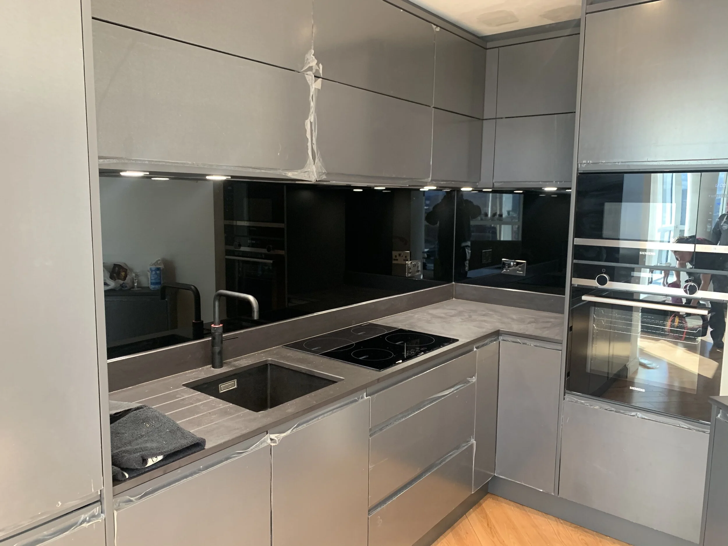 Heat proof glass splashback 