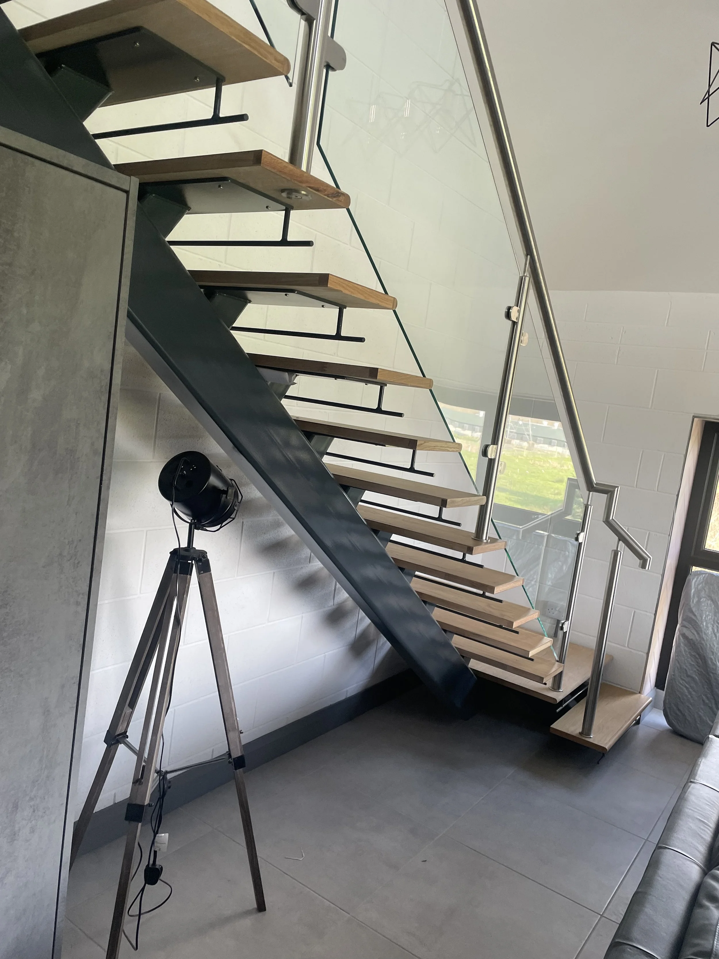 Bespoke Spine Staircase Design – Spine Embedded Glass Ireland 