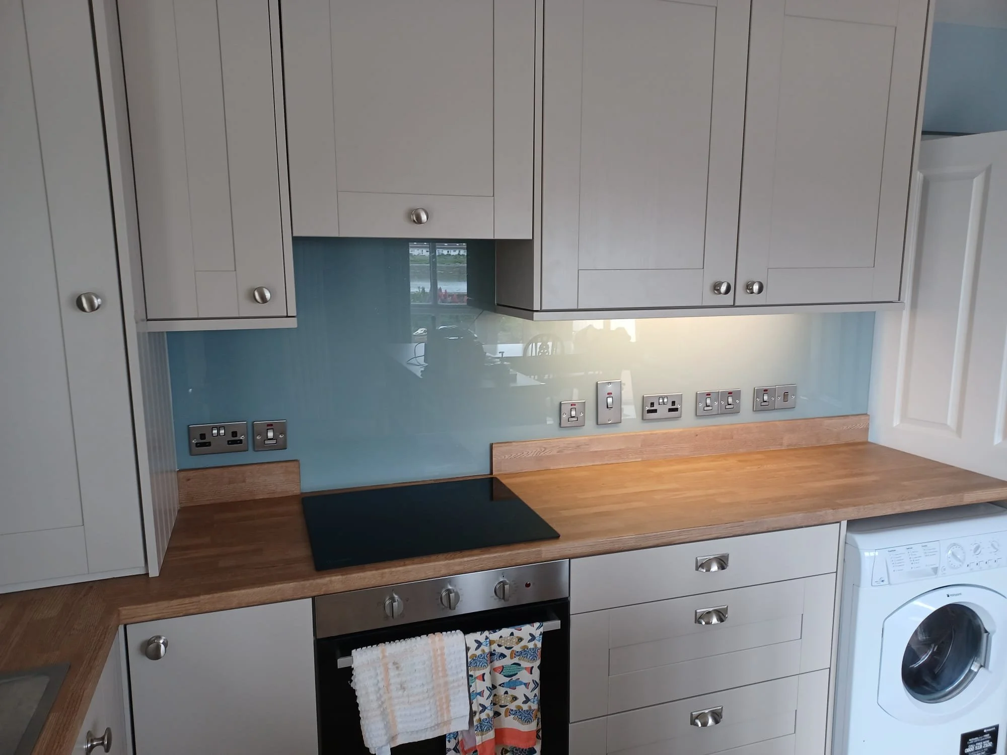 So why are glass splashbacks better than kitchen and bathroom tiles? 