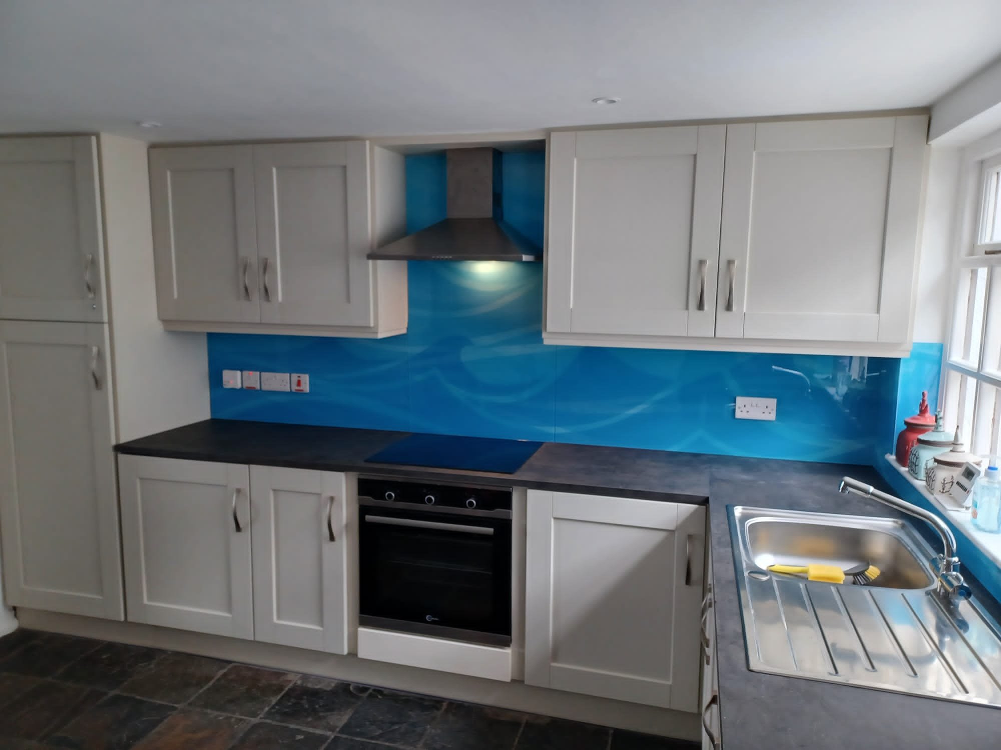 Supplying and installing glass splashbacks and mirrors for kitchens and bathrooms.