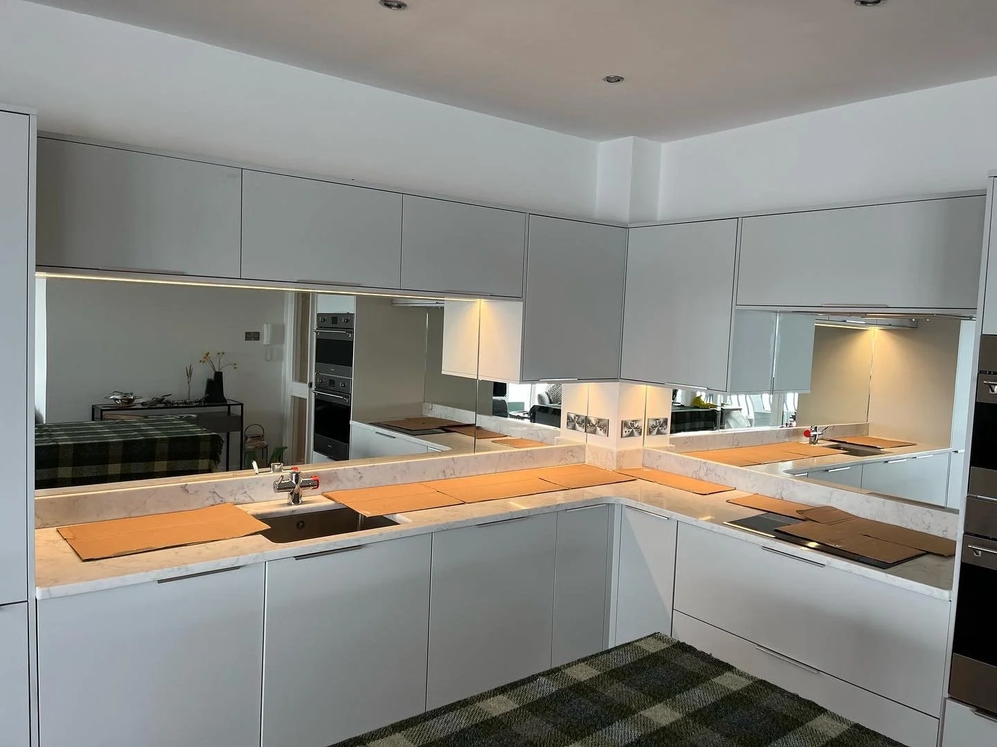 Mirrored splashbacks: Add a touch of luxury and style to your kitchen