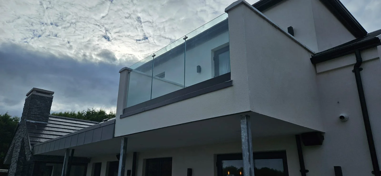 Modernize Your Balcony with A Sleek Glass Balustrades