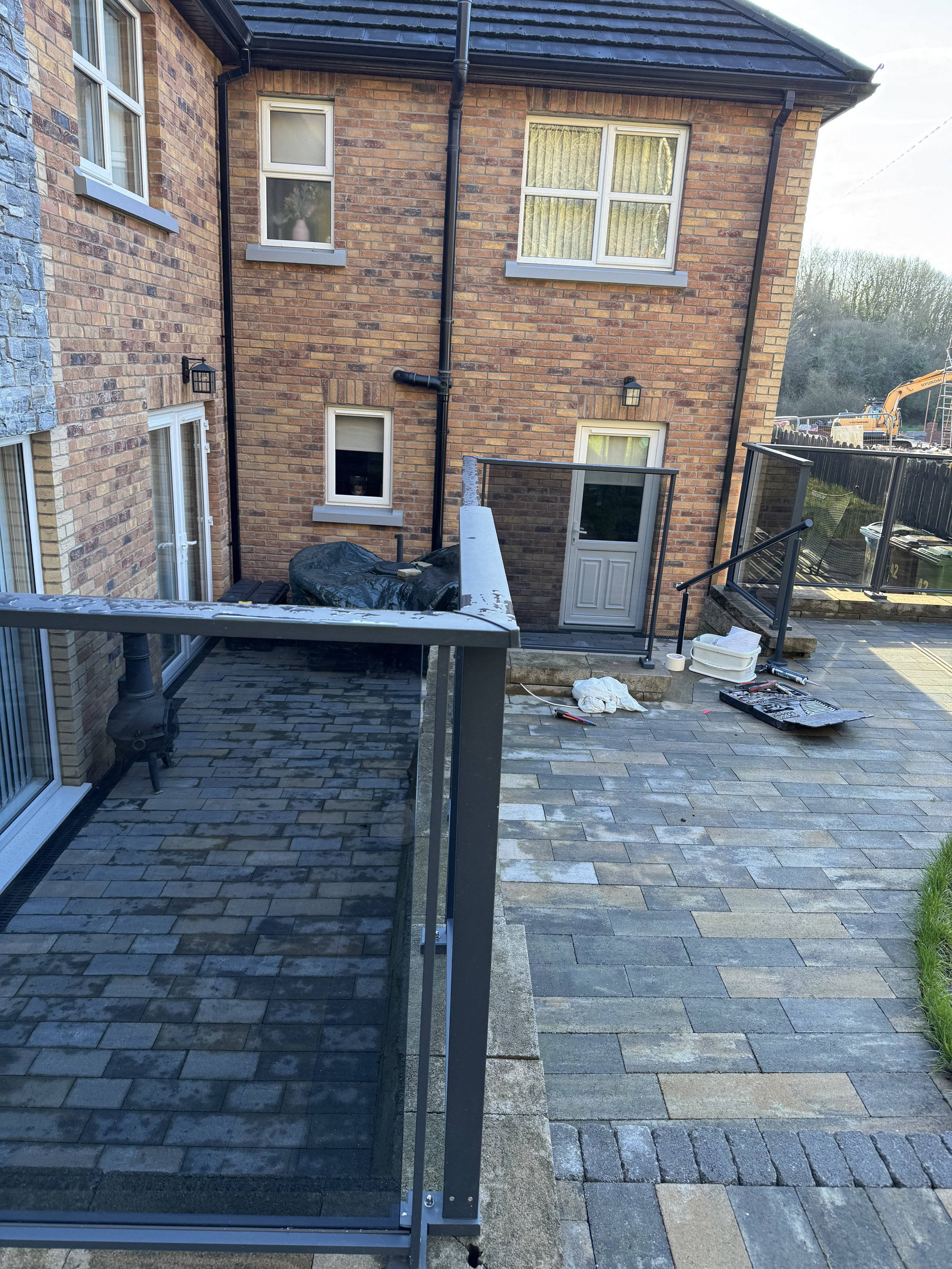 Glass Balustrades vs. Traditional Railings: A Comparison for the Discerning Homeowner