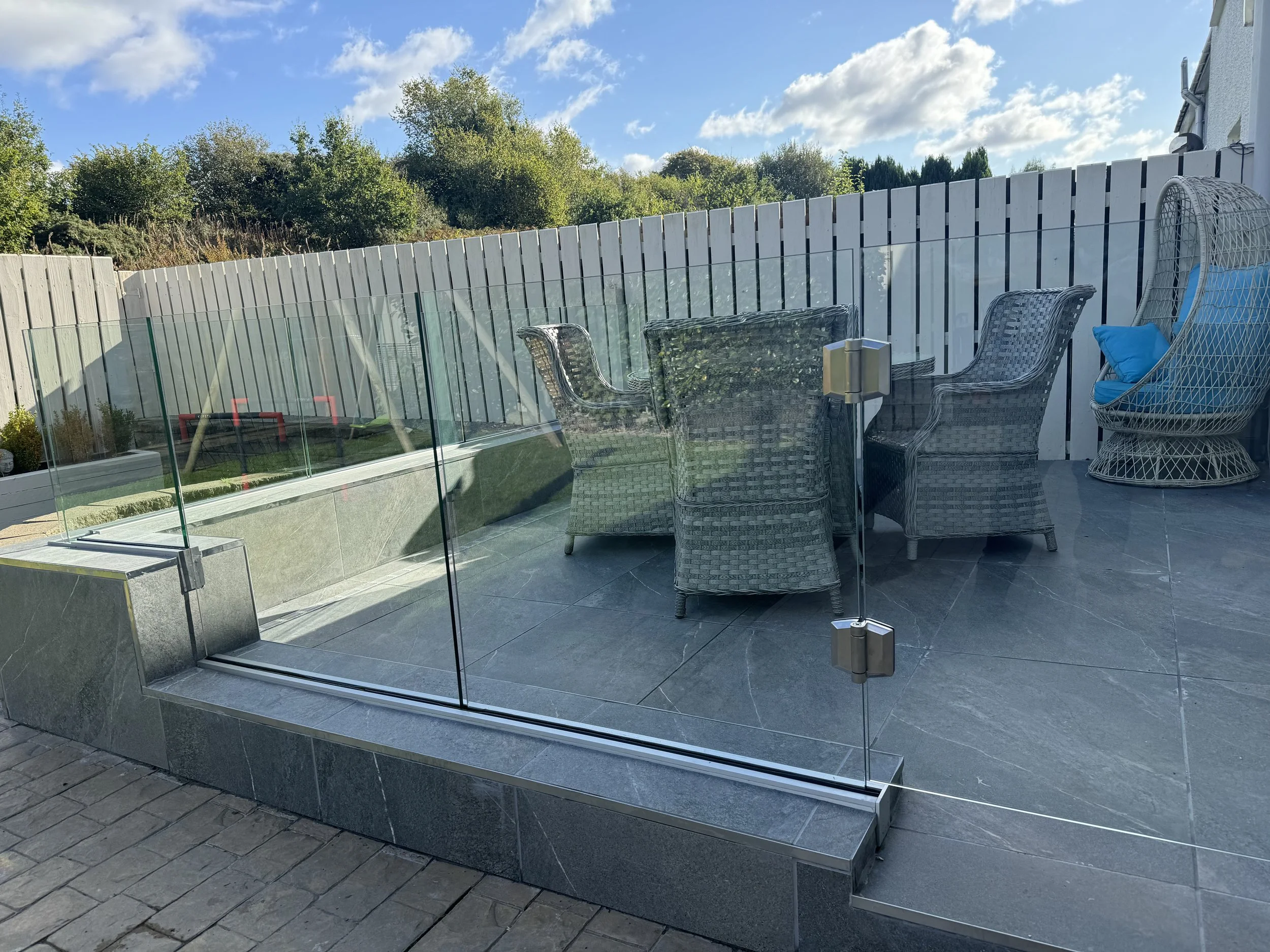  Let's make your garden the coolest, coziest spot this summer, even with our sometimes tricky weather! We're gonna talk about how a glass balustrade can turn your garden into a super-chill hangout.