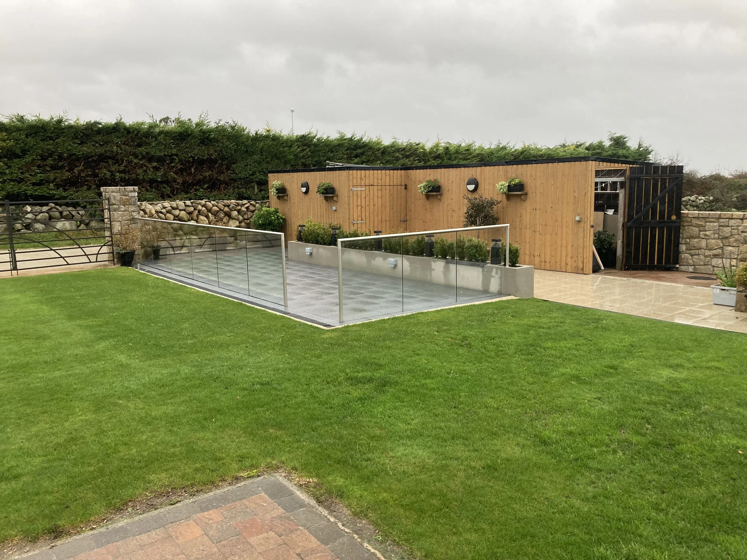 Get Ready to Shine! Your Garden's Summer Glow-Up with Glass Balustrades!