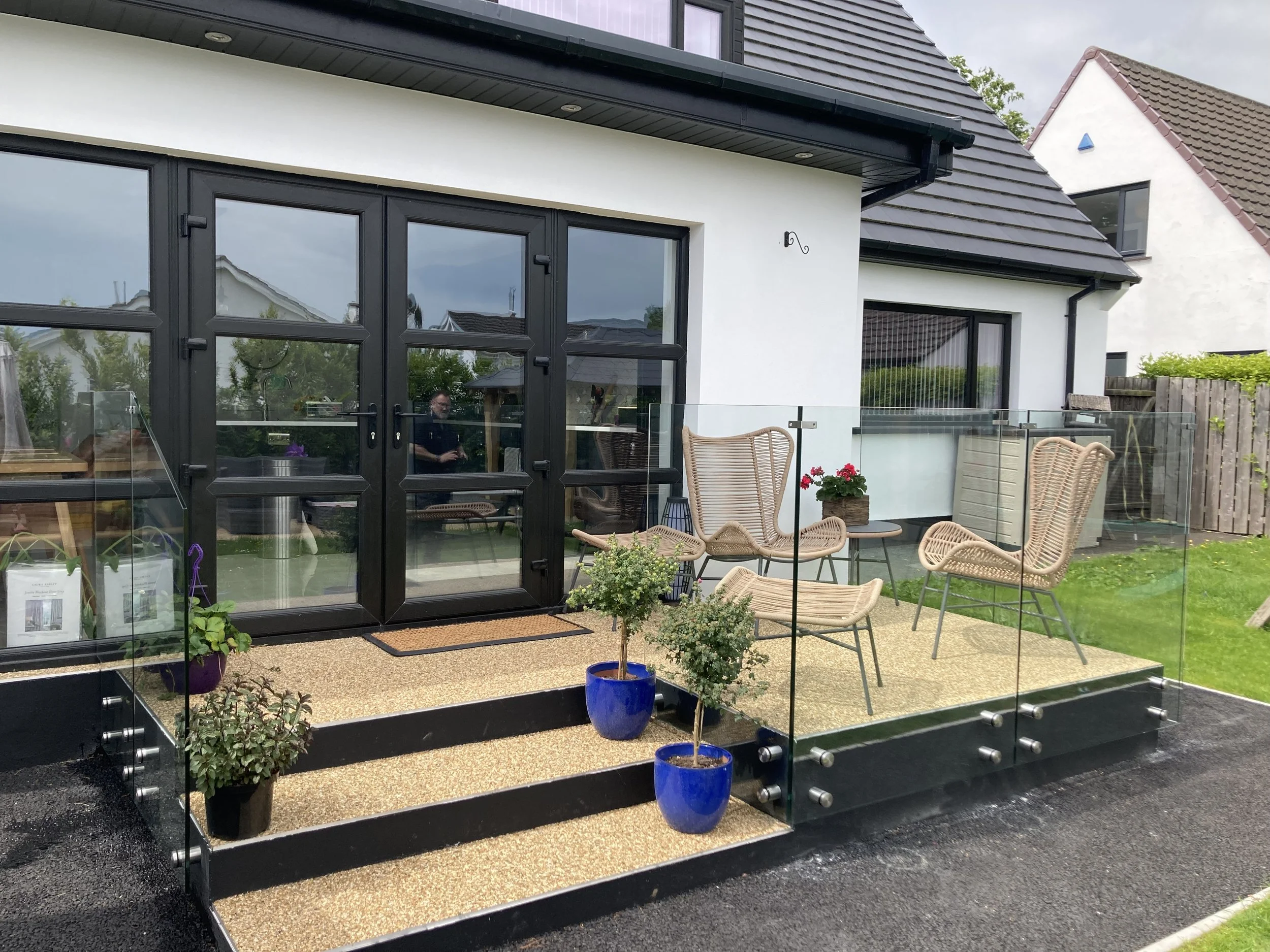 GET READY FOR LIVING THE ALFRESCO LIFE WITH A GLASS BALUSTRADE IN YOUR GARDEN 