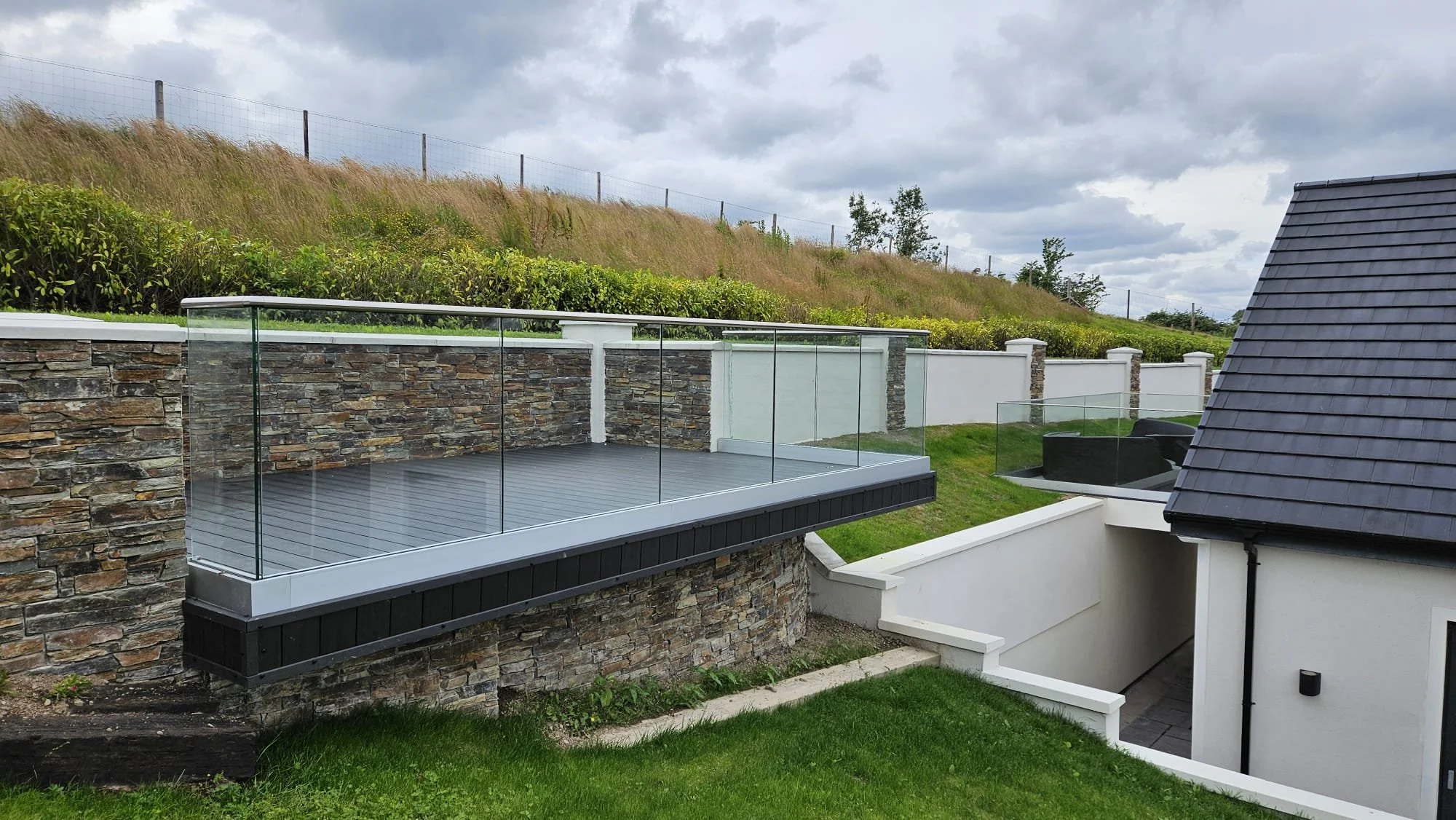 UNDERSTANDING GLASS BALUSTRADE SUPPORT SYSTEMS FOR A PERFECT CHOICE