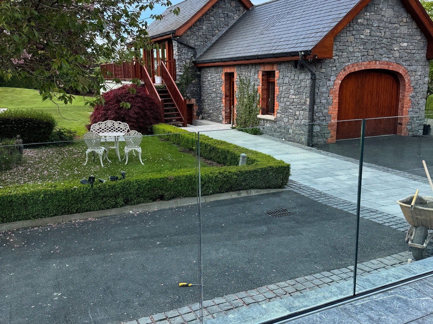 THE UNINTERRUPTED VIEW: UNPACKING THE BENEFITS OF FULLY FRAMELESS GLASS BALUSTRADES
