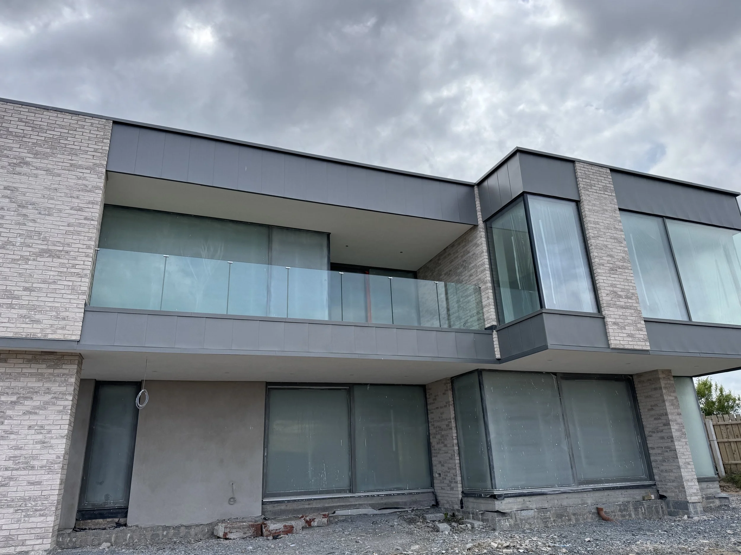 WITHOUT BLOCKING THE NATURAL LIGHT GLASS BALUSTRADES CAN BE USED FOR EXTRA PRIVACY 