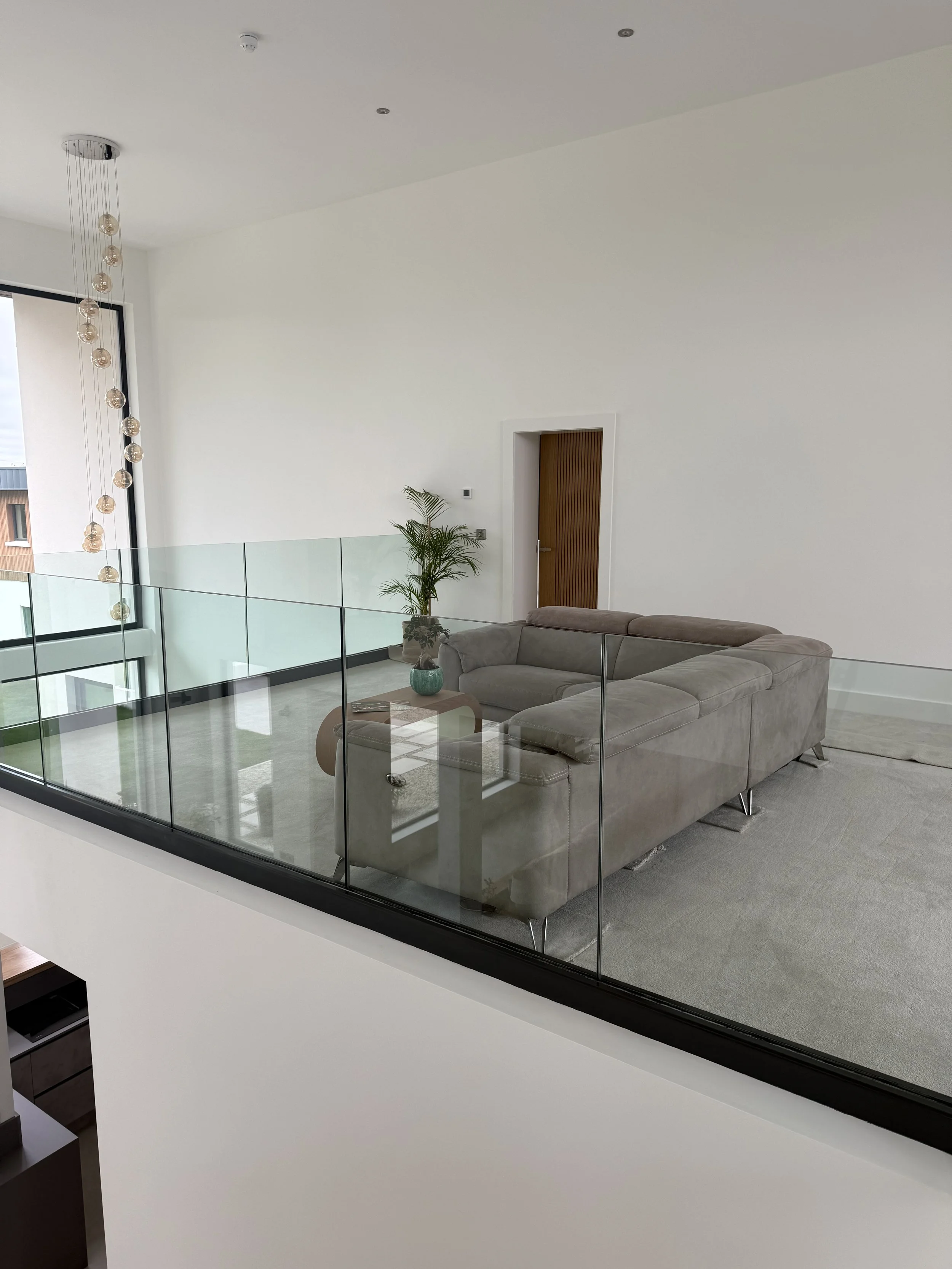 Beyond the Balustrade: Glass for an Open-Plan Life