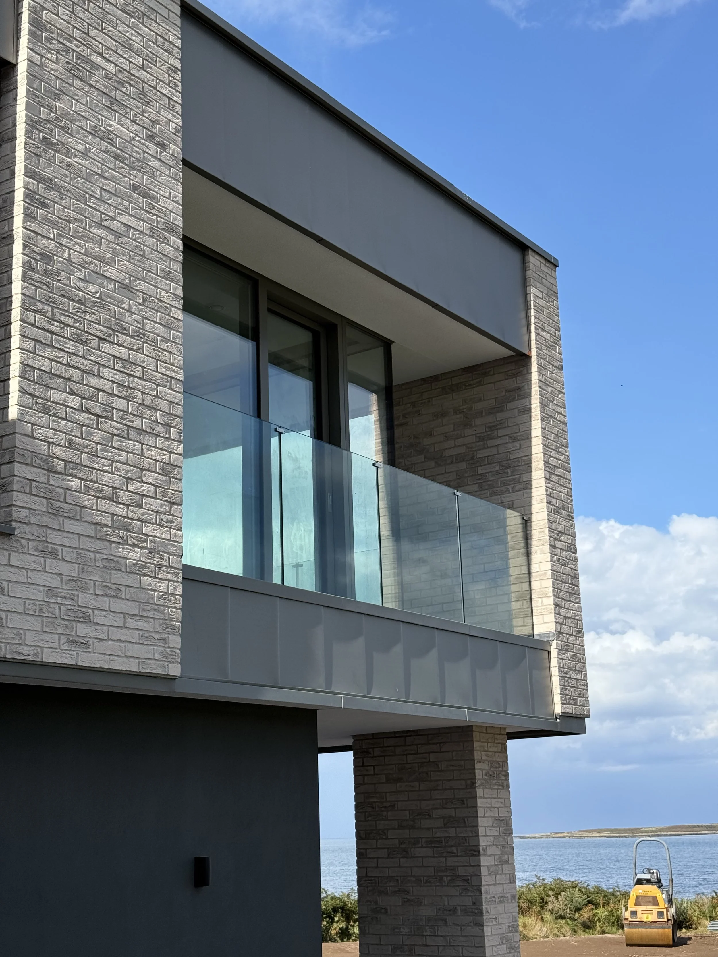 See the Difference: The Local Advantage for Your Glass Balustrade