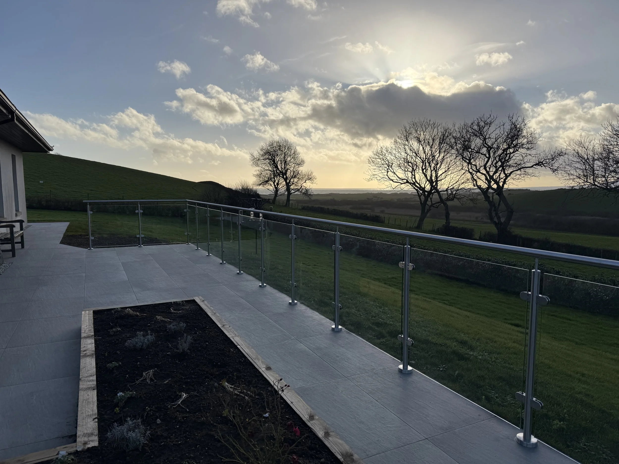 DON'T WAIT FOR THE SUN: QUICK TURNAROUND ON GLASS BALUSTRADES FROM STILEGLASS