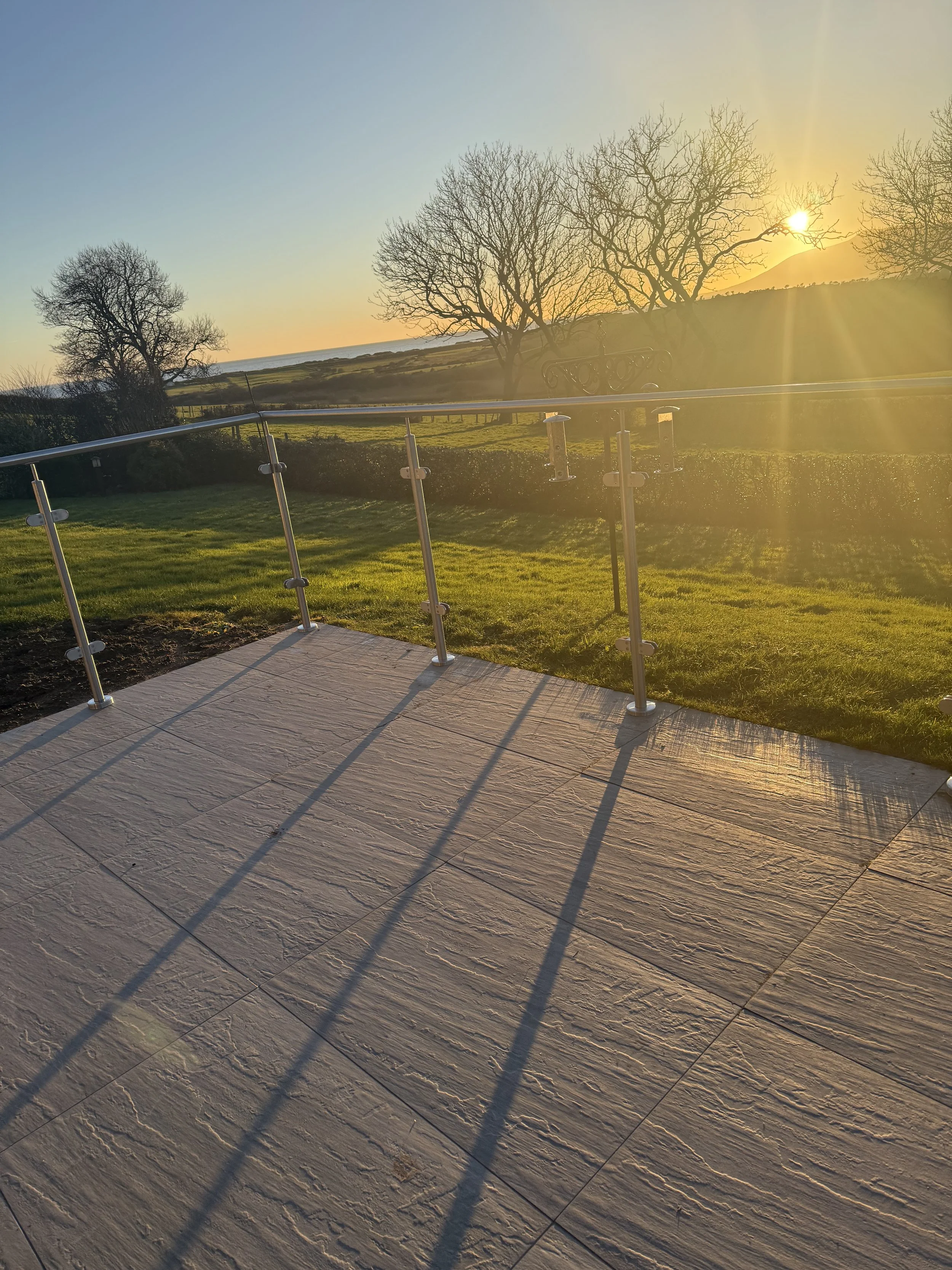 YOUR BALCONY, OUR EXPERTISE: STILEGLASS OFFERS SEAMLESS SOLUTIONS FOR CO. DOWN LIVING 