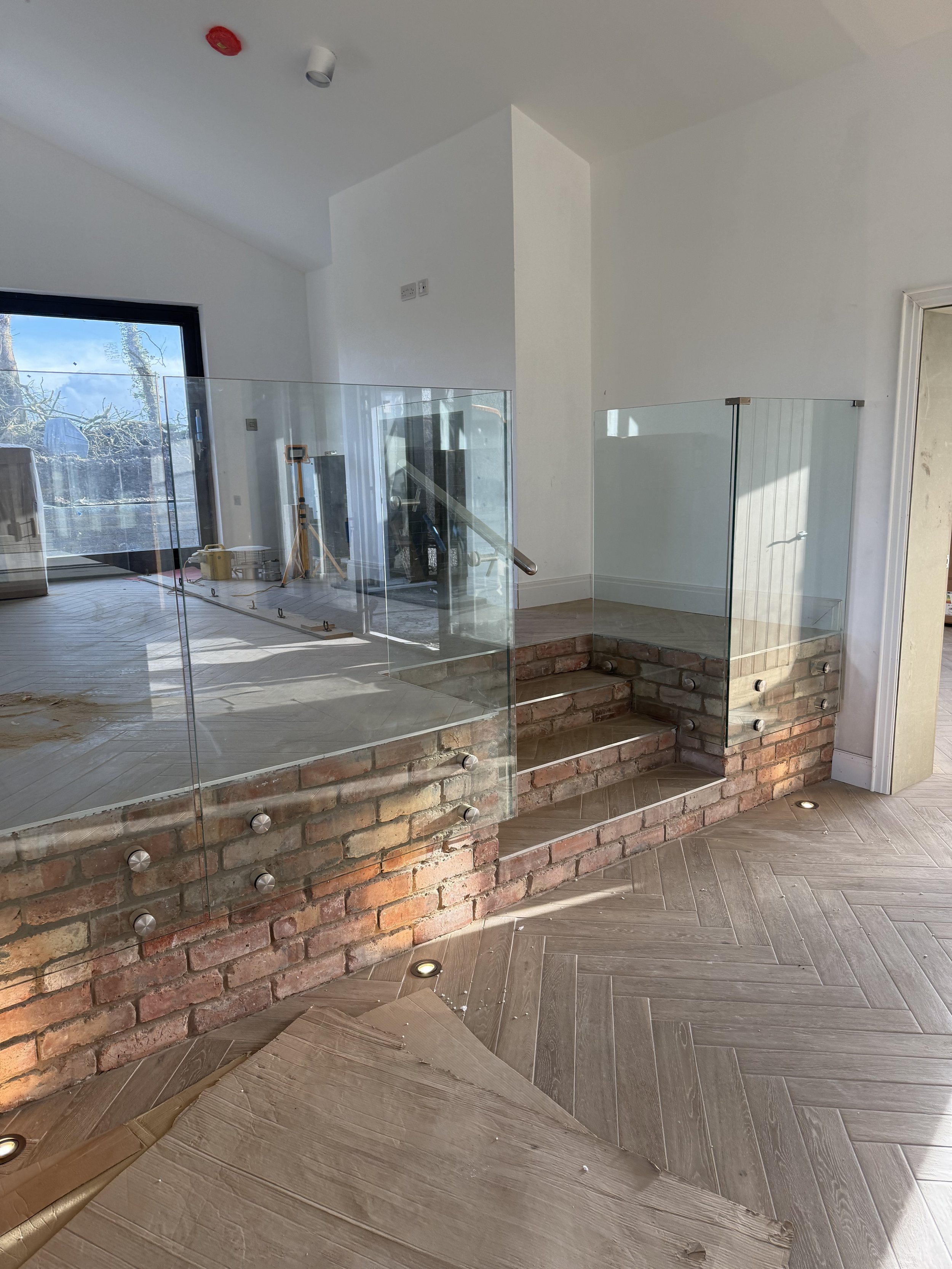 LIGHT UP YOUR INTERIOR: THE TRANSFORMATIVE POWER OF INDOOR GLASS BALUSTRADES