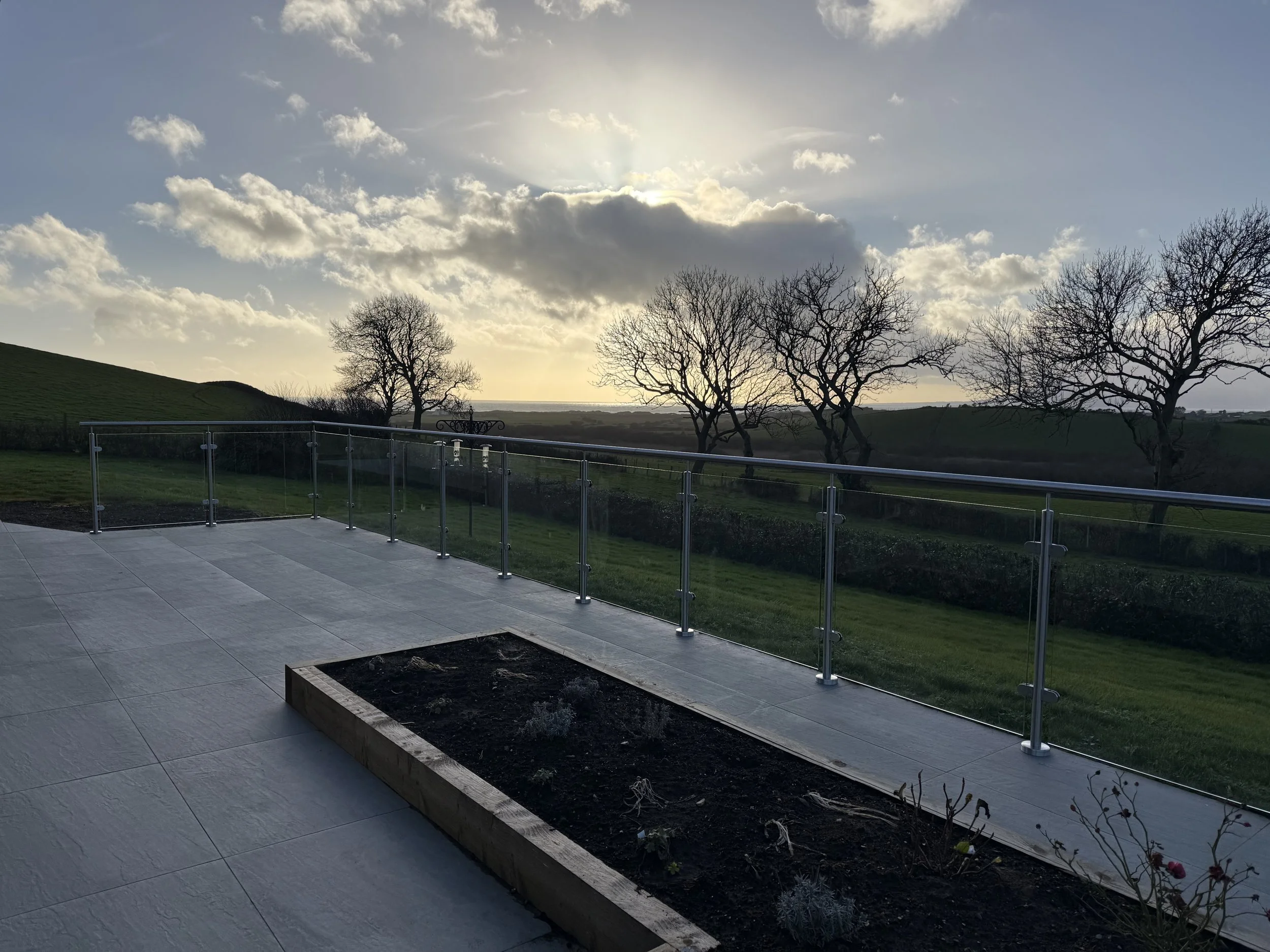 DON'T WAIT FOR THE SUN: QUICK TURNAROUND ON GLASS BALUSTRADES FROM STILEGLASS 