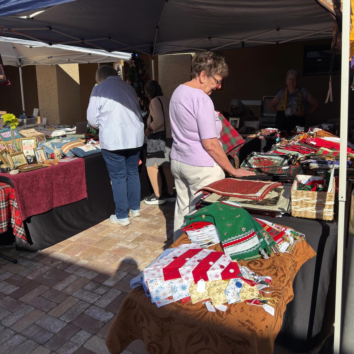 HOLIDAY HOUSE &bull; DAY 1 ✔️🎄
Day 1 is officially in the books, and whew&hellip;
The vendors were buzzing, the cinnamon rolls disappeared like they were part of a Christmas miracle, and the whole campus felt warm and merry from start to finish.

Th