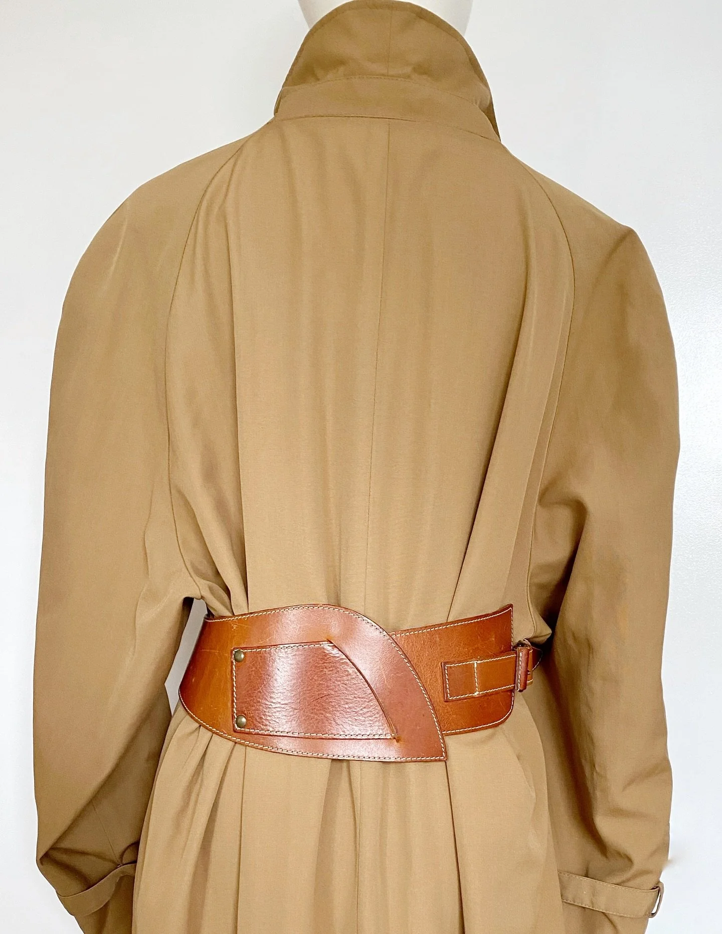 It&rsquo;s not just what you wear, it&rsquo;s how you wear it. 🍂
Add your touch, your vibe, your energy. That&rsquo;s  what makes the look truly yours. 🍁

The trench you&rsquo;ve been waiting for, arriving online soon!

#Aw25 #trenchcoat #vintageou