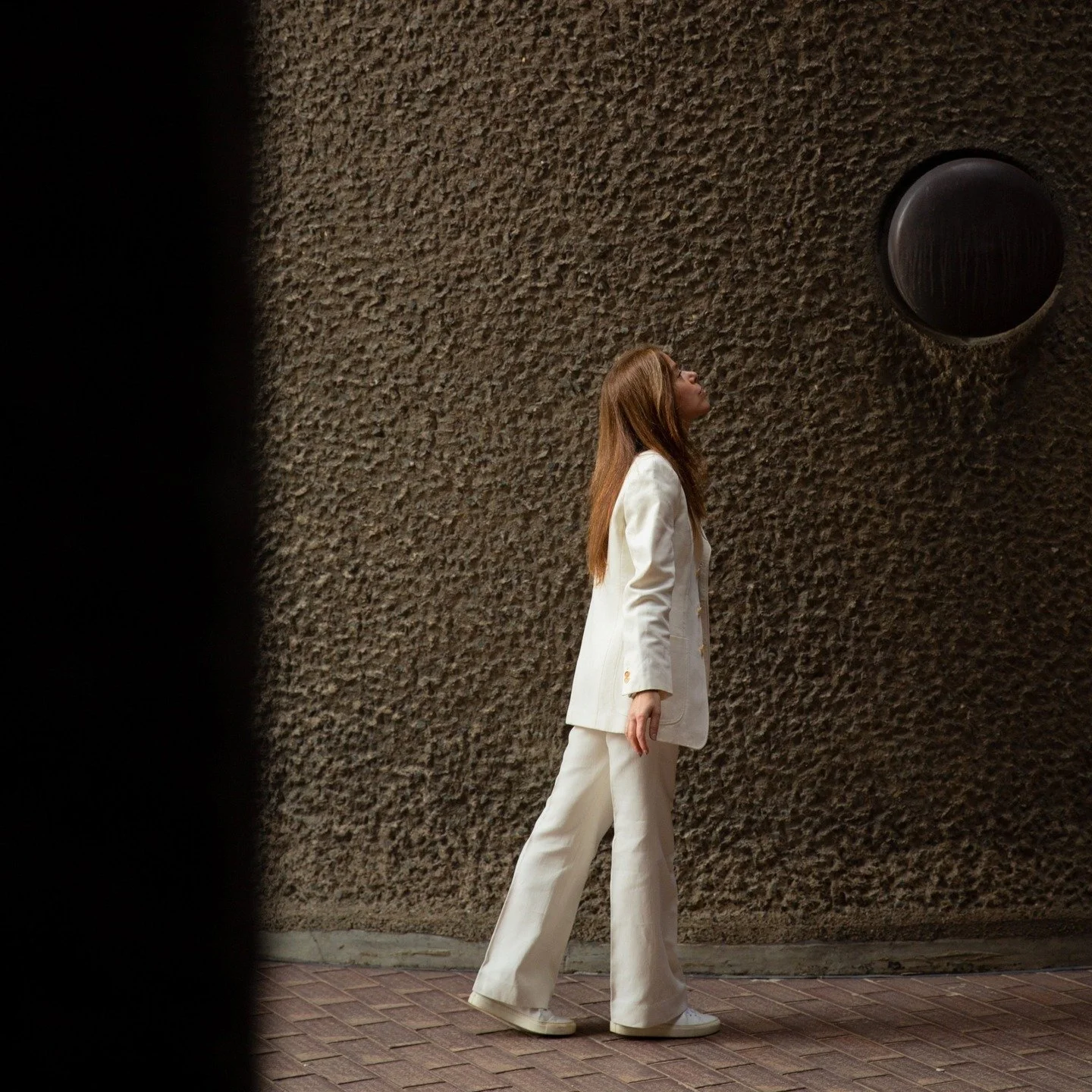 There&rsquo;s nothing more striking than white against winter&rsquo;s gray.
Embrace the elegance of a white suit against the season&rsquo;s chill.🤍✨ 

#winterelegance #modernclassic #whiteinwinter #vintagesuit