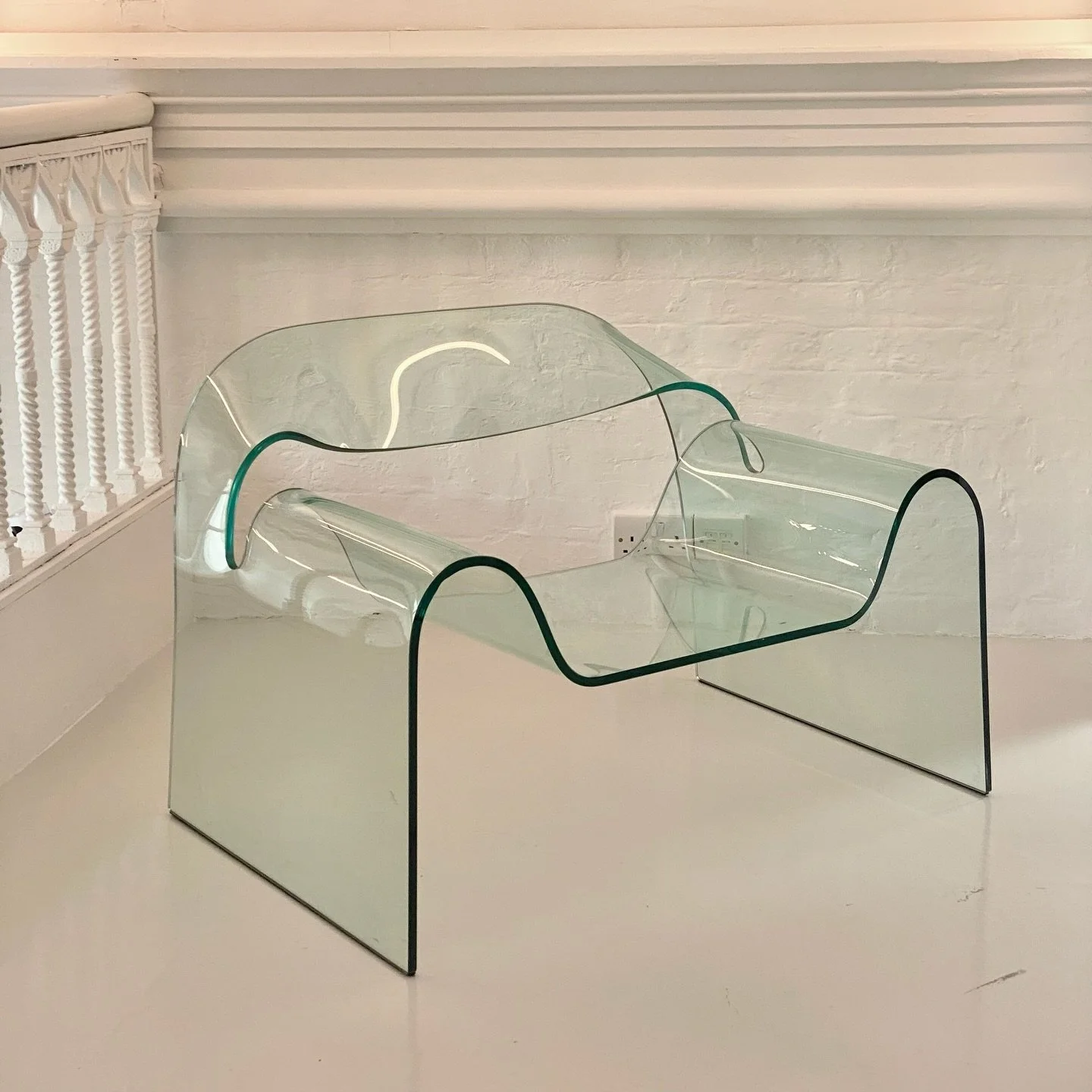 Less is more.
One chair. Pure form.
Just like HōRA pieces; minimal timeless design, maximum impact. 🤍