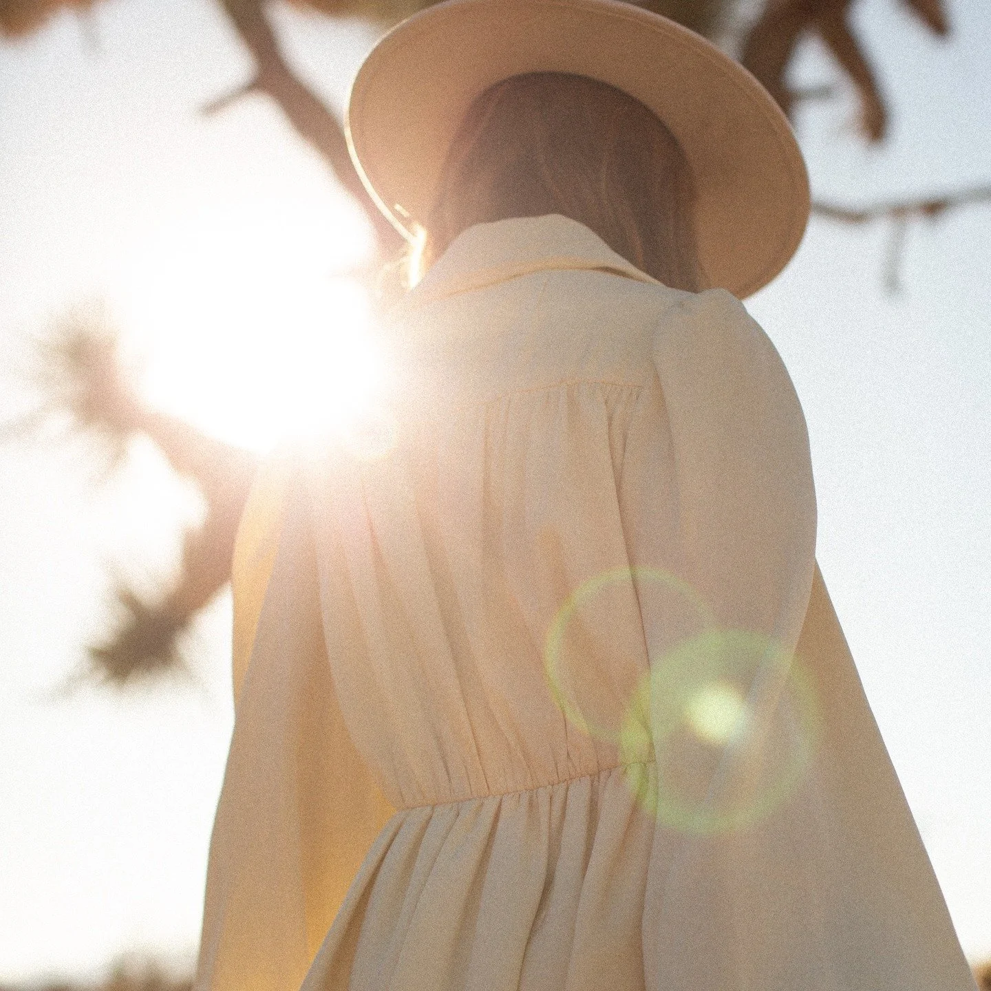 Ready for spring, the kind where the windows stay open, birds in the background, and days that feel a little slower. Soft light, fresh air, carefree &amp; grounded. ☀️🌼

#vintage #neutralstyle #effortlesswardrobe #newcollection #HōRA