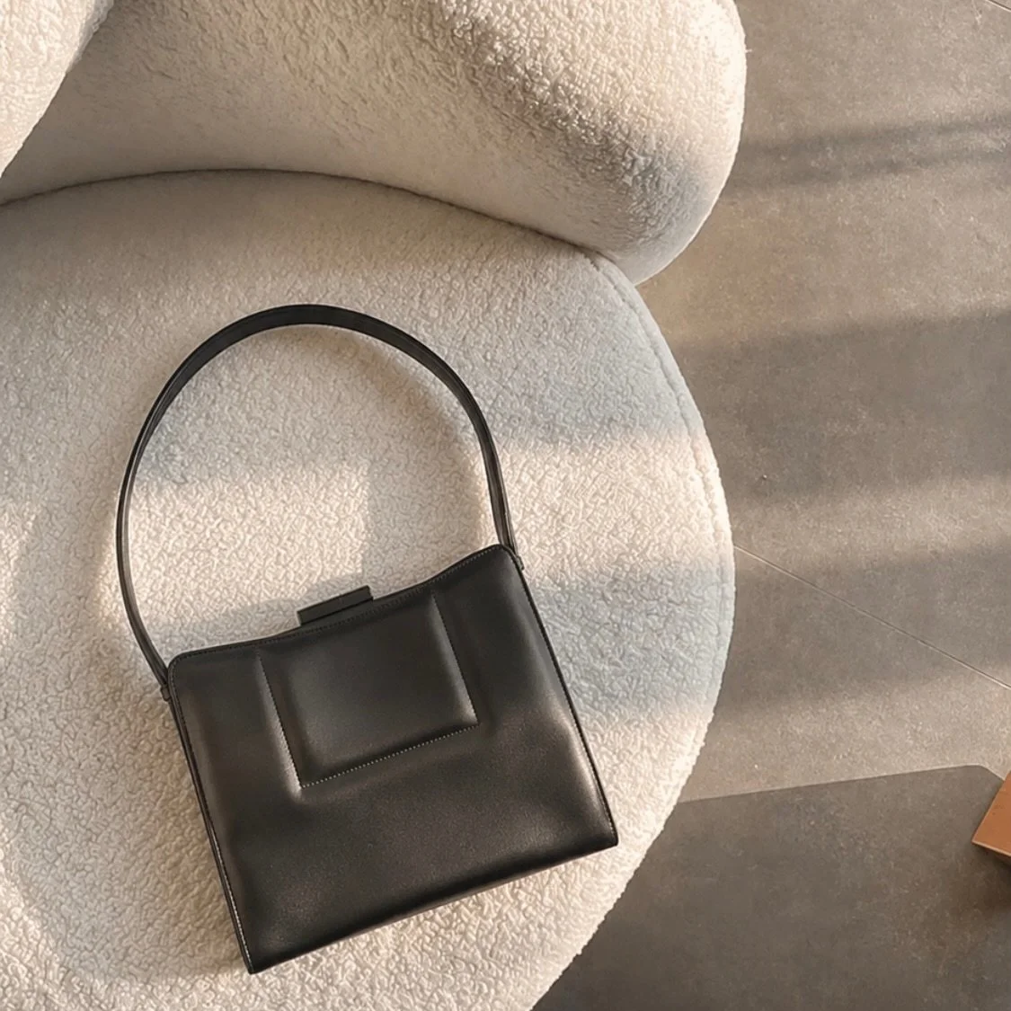 Minimal pieces have a way of saying the most.✨

A timeless bag, and clean lines are often all that&rsquo;s needed to transform a look. Minimal yet intentional, these pieces bring an effortless elegance that transcends seasons and trends.

Luxury, bea