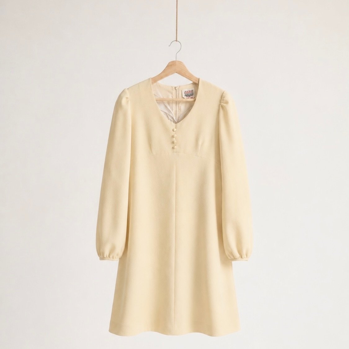 A timeless piece that feels just as beautiful today as it did decades ago.
Perfect for an intimate wedding, a civil ceremony, bridal brunch, or any occasion where quiet sophistication speaks louder than embellishment. Its minimal design allows the cr