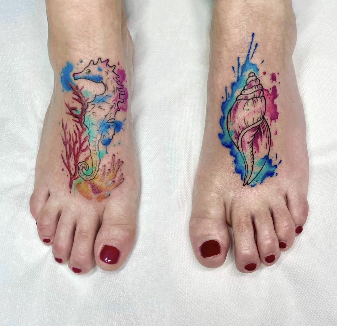 A delicate tattoo on the foot of a teenage girl Stock Photo - Alamy