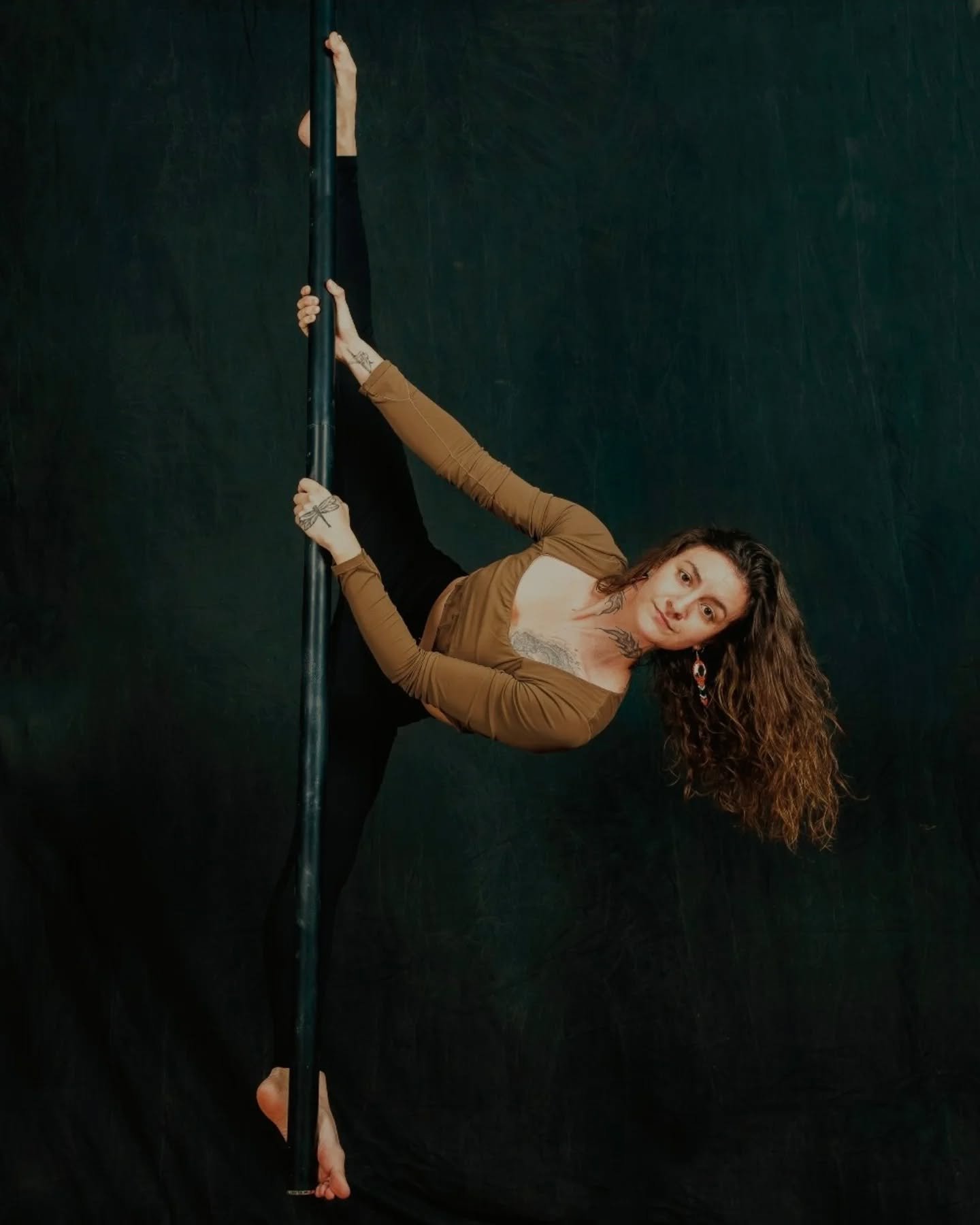 Captured off my regular fabrics and on the flying pole 
With @phoenixflightstudio and @lyracakes
📸 @clockworksteve