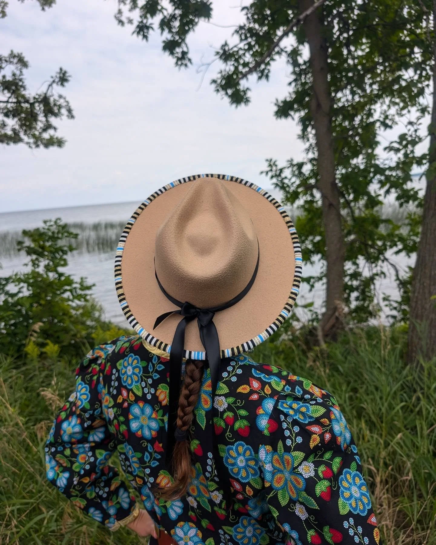 Oh yeah, I finished my hat. Miigz to @creativenativebeading for inspiring me to get it done with @beadsxbeans technique. Also, spot me in my jingle dress I was taught how to make by @yoadrienneb1983