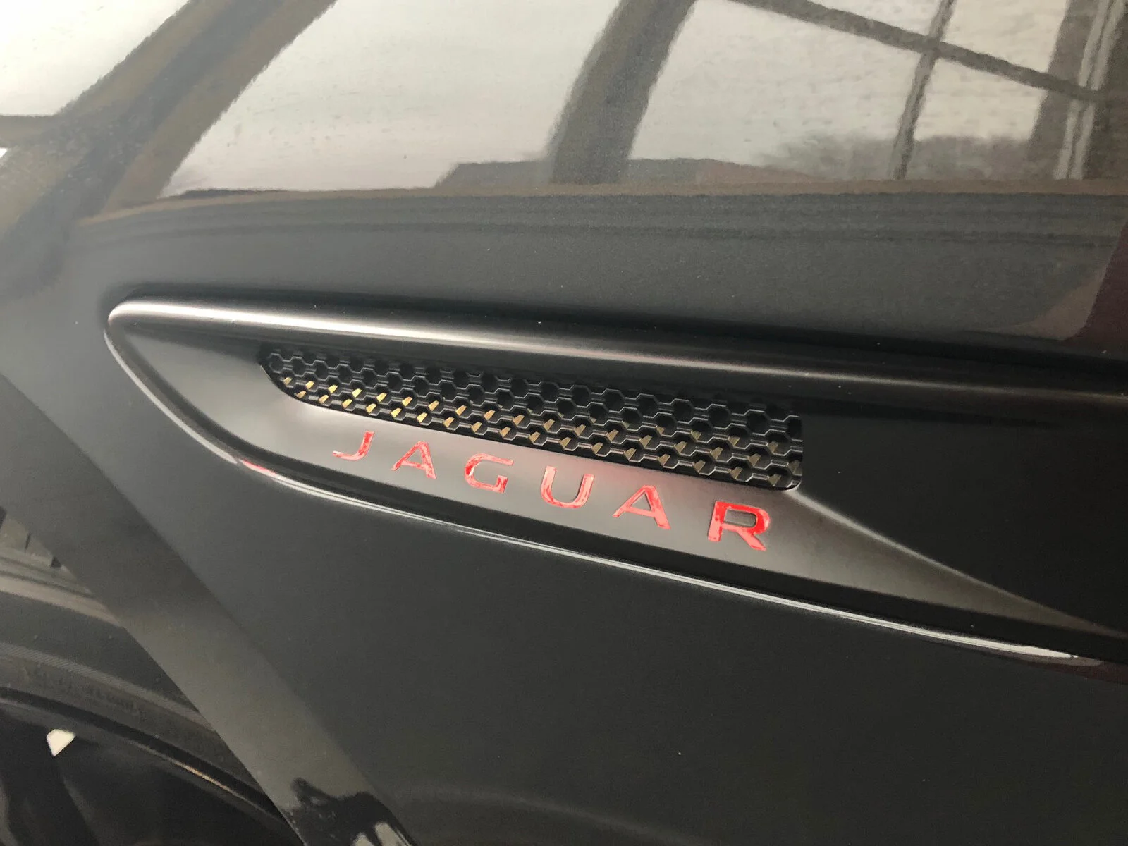 47b63311e8b6f69c-jag51.jpg