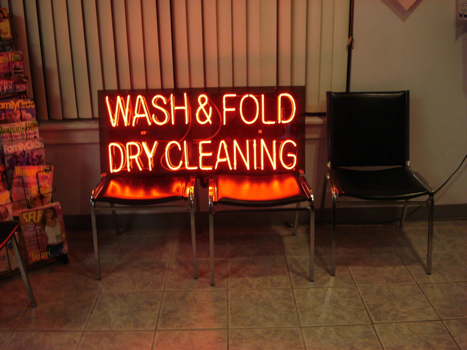 5c28785641e02211-neon_wash_n_foldJPG1.jpg