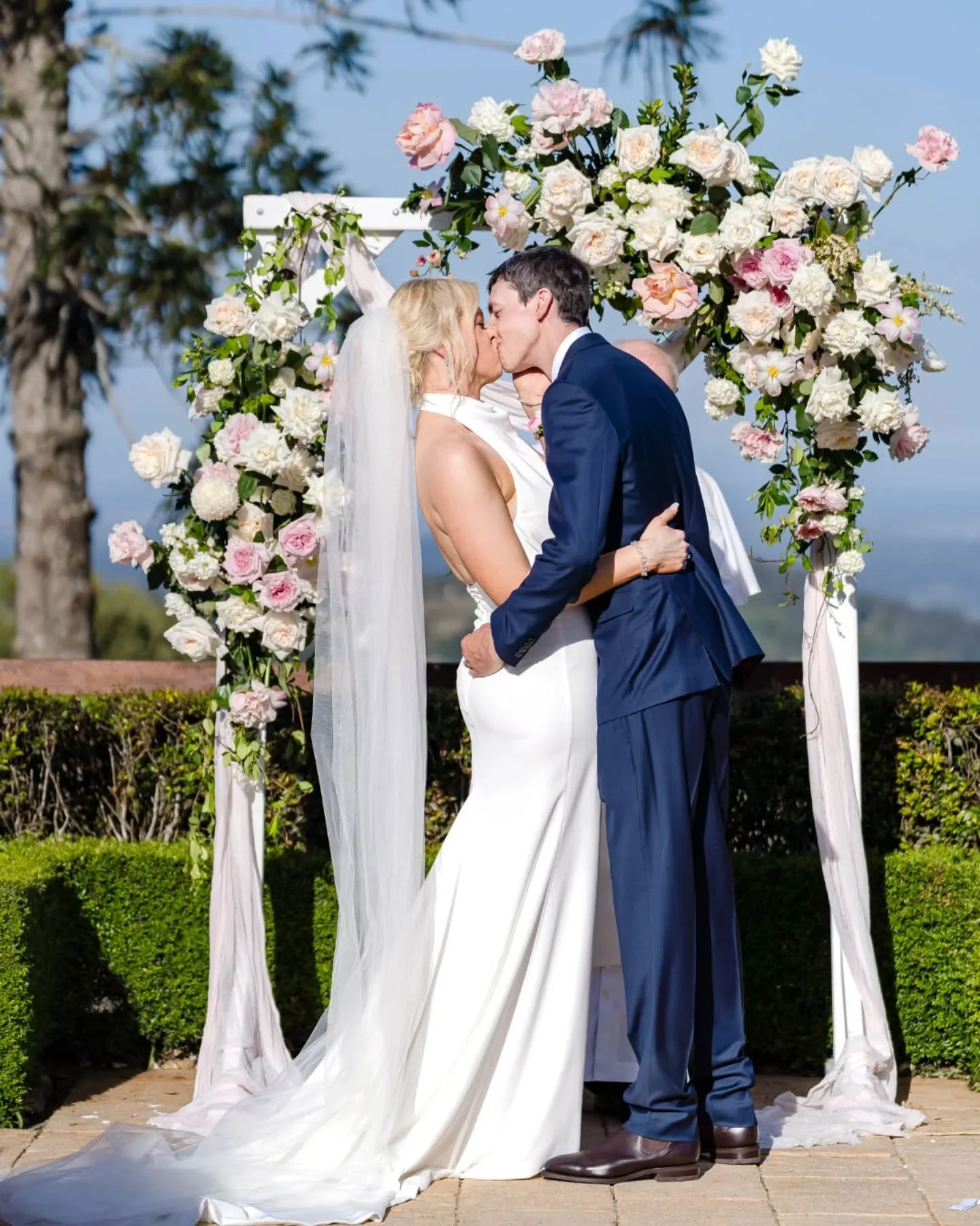 First kiss tip for my loved-up couples 💋 - hold it for 3 seconds!
Not only does it let you soak in that magic moment… but it gives me (your very excited photographer!) a chance to capture it perfectly!
This stunning kiss happened