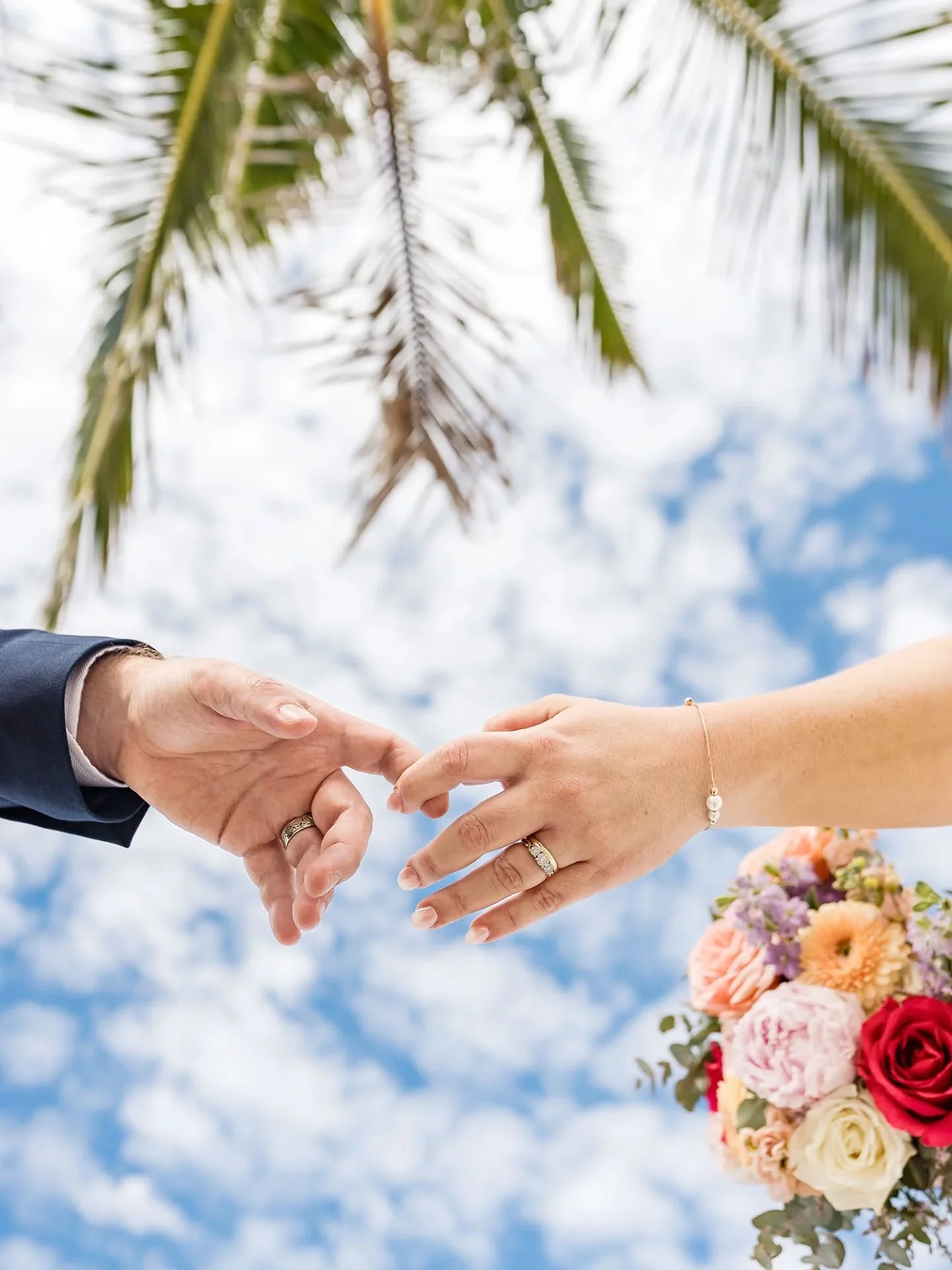 Hey Northern Hemisphere lovers&hellip;

Winter is coming (again)&hellip; but you don&rsquo;t have to freeze your love story!

Why not ditch the cold and say I do under the warm Sunshine Coast sun instead?

Beaches, palm trees, golden sunsets, and the
