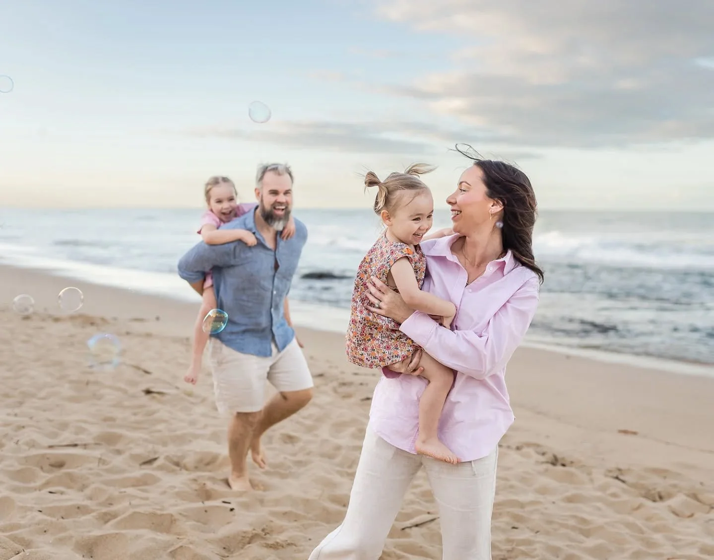 Wedding season is starting to wind down (just a little) which means… it’s almost family photo season! 🎉
If you’ve been meaning to update your family photos for 2025, now’s the time to jump in, I’ve only got a han