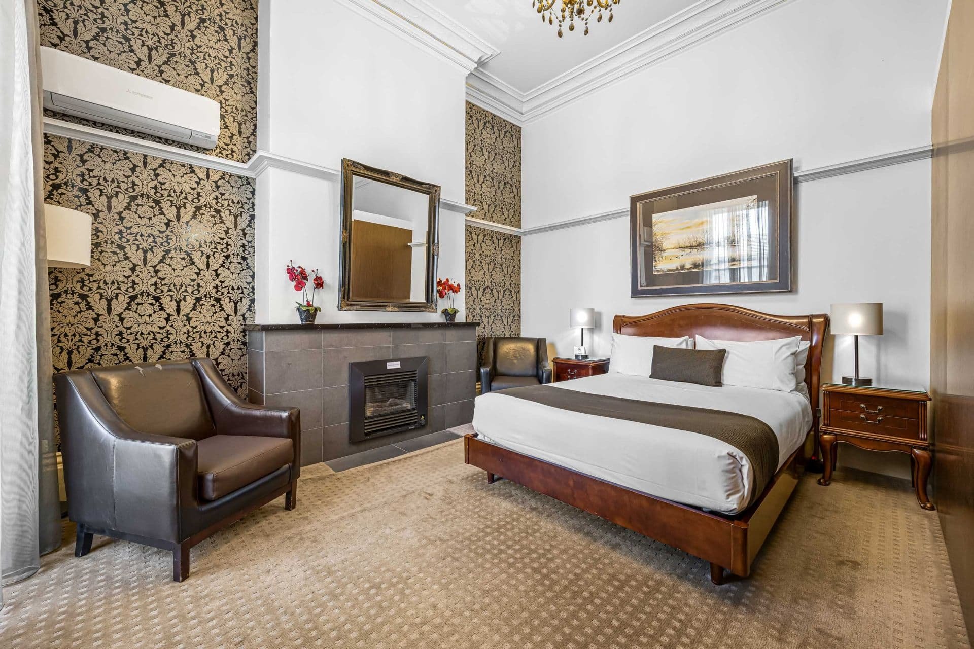 Quality-Inn-Heritage-on-Lydiard-suite-1.jpg