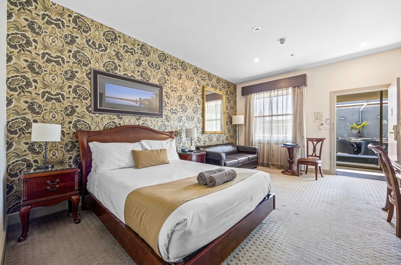 Quality-Inn-Heritage-on-Lydiard-suite-2.jpg