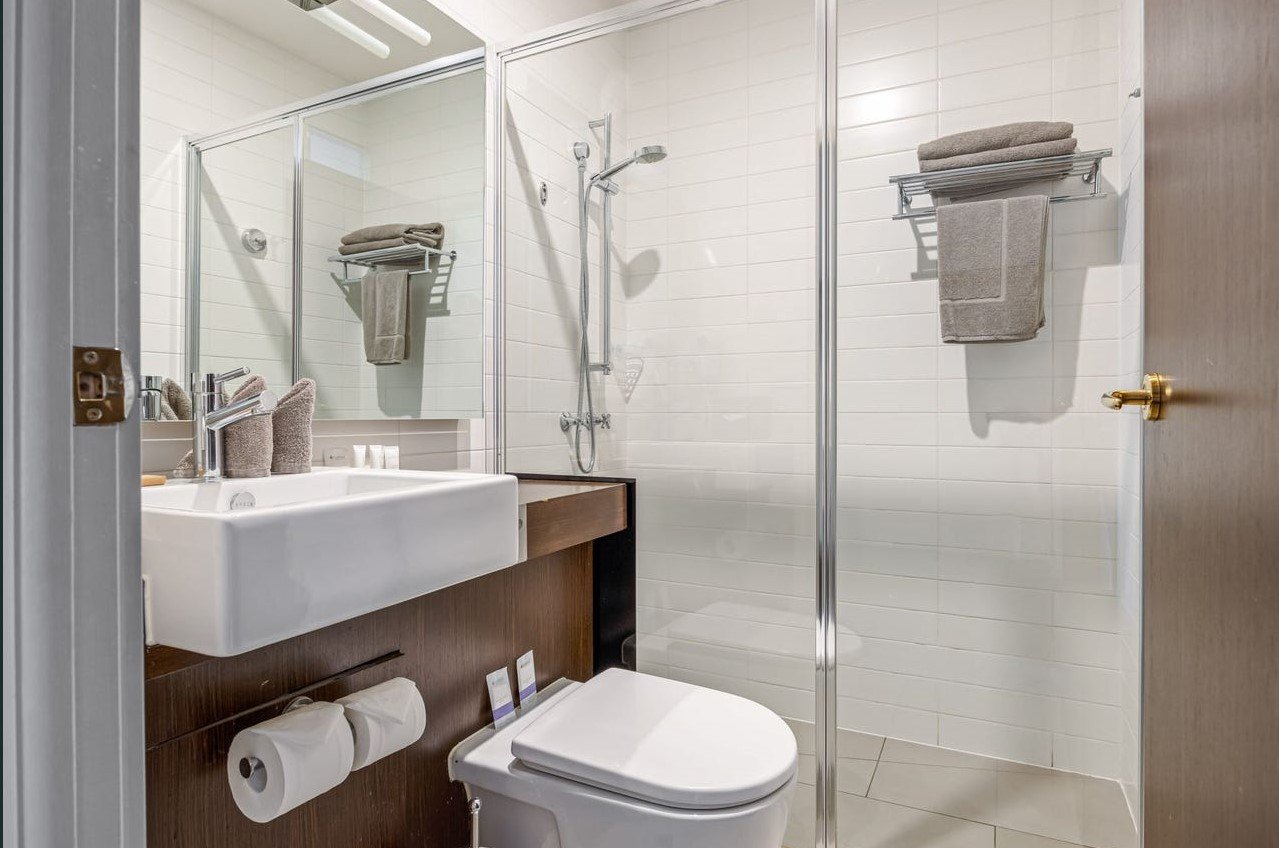 Quality-Inn-Heritage-on-Lydiard-suite-bathroom.jpg