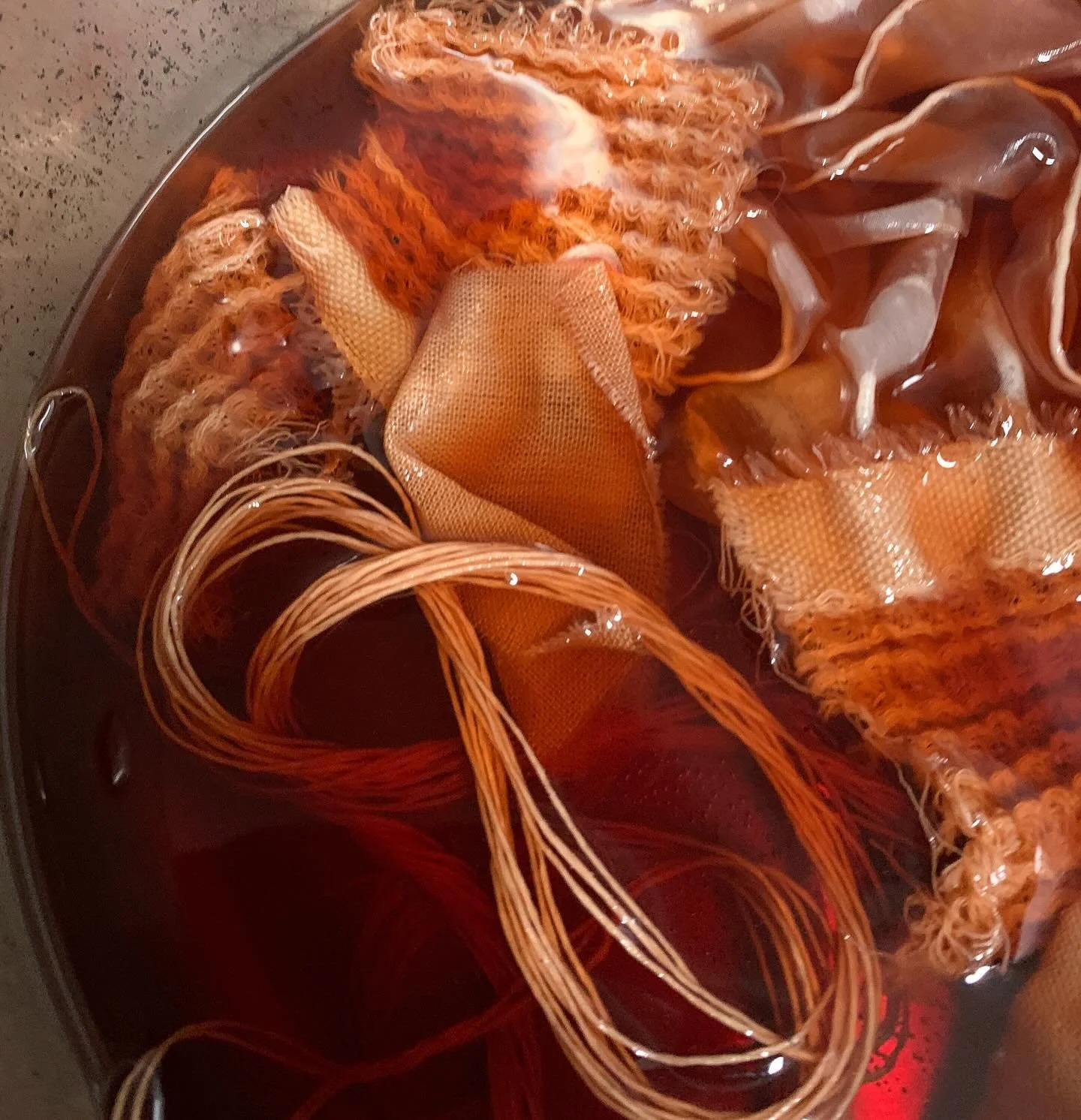 地域の素材を使った草木染め 
クロモジ染め
#草木染め#上勝町#地域の素材
#染色ワークショップ#藍染
#クロモジ
#リユース