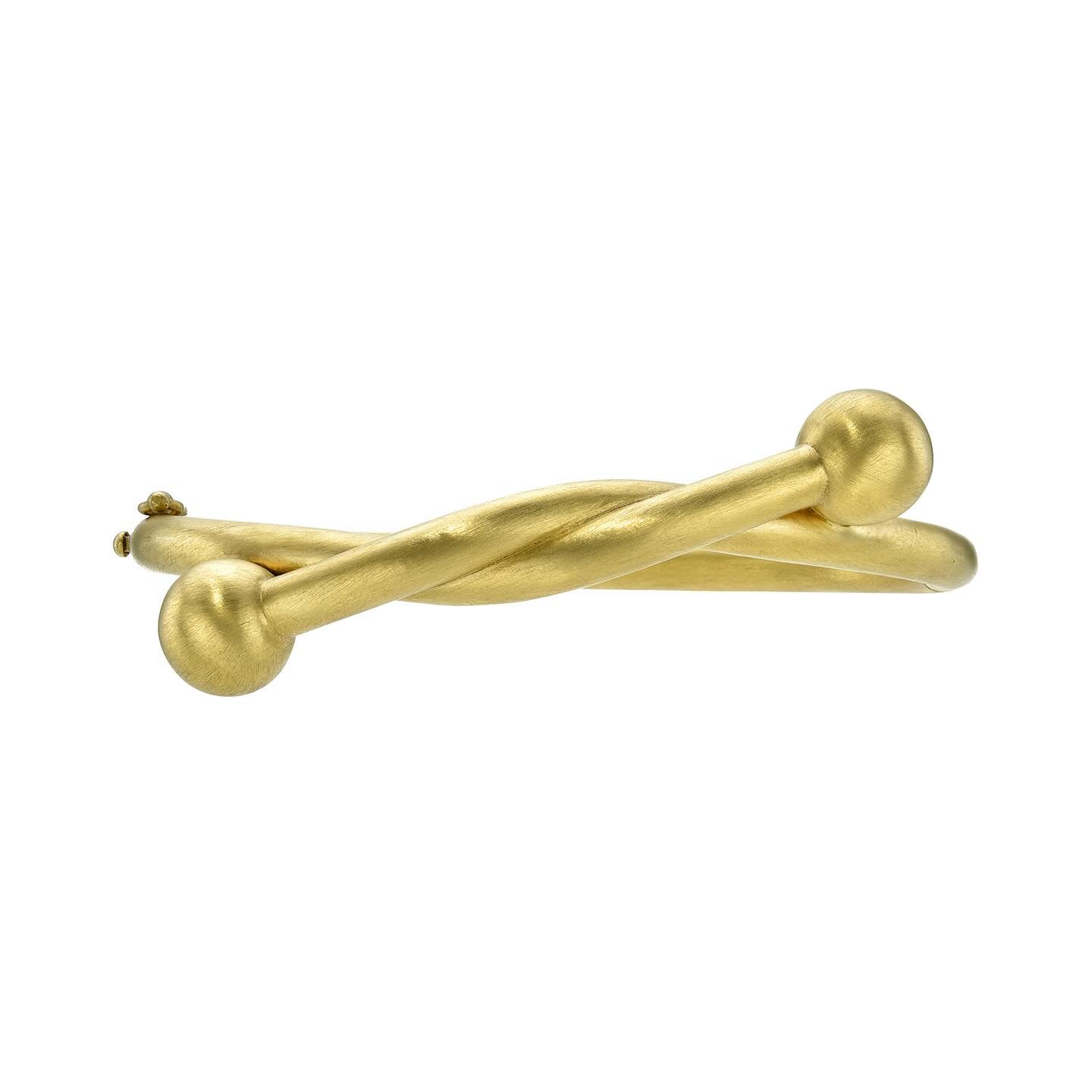 Knot cuff in 18k gold
