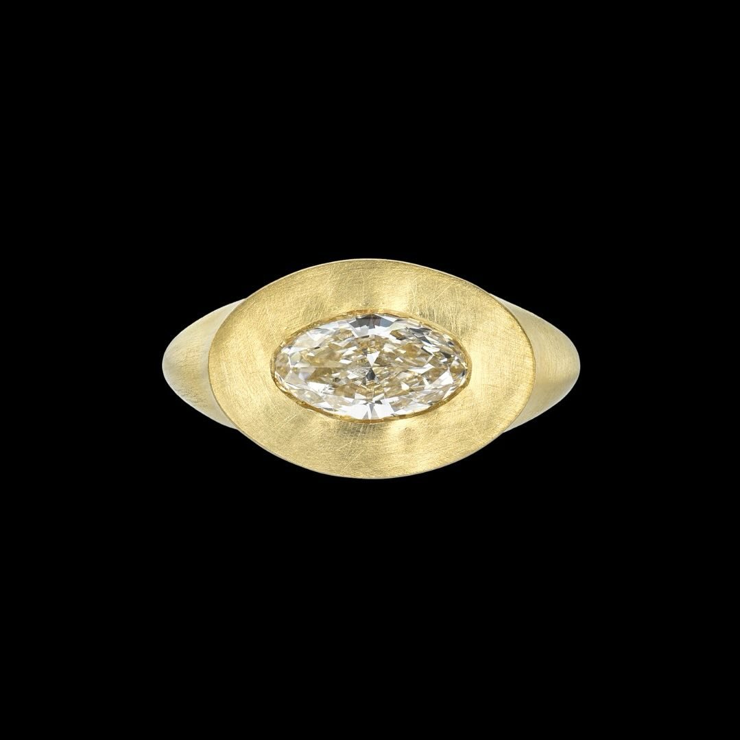 Charming custom signet ring 🪷 0.72 ct diamond set in 18k gold!