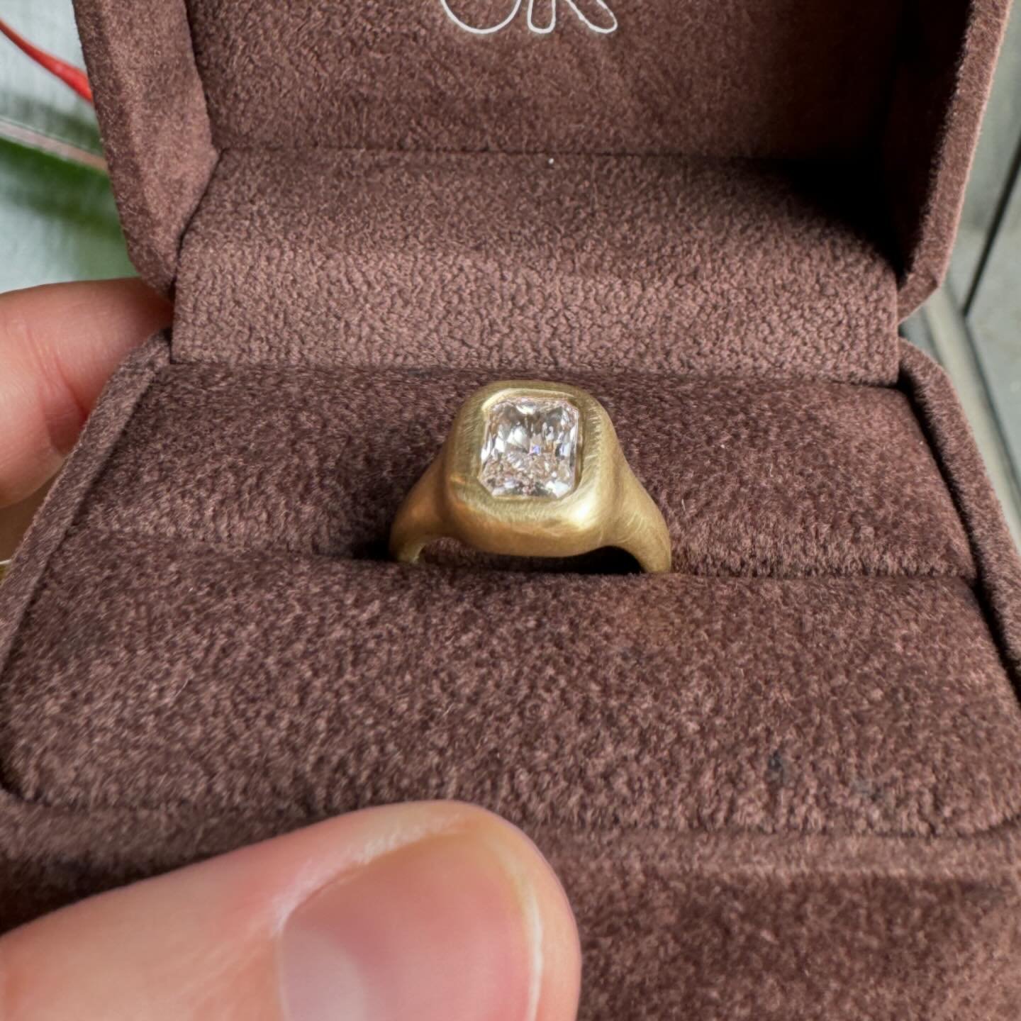 I love 🤍 
Radiant cut diamond in hand carved setting, 18k gold with a satin finish.