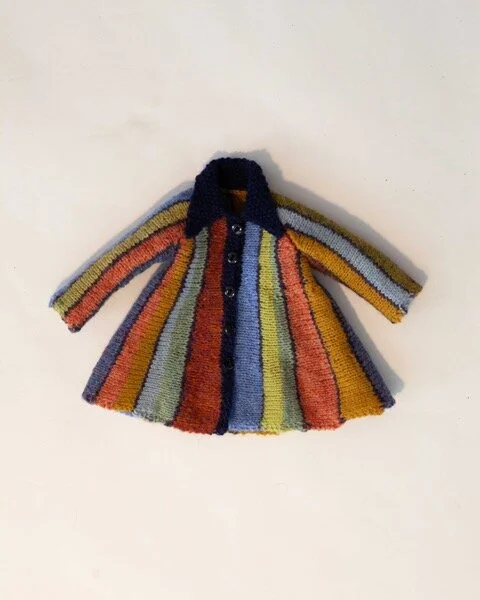 meer kleurig gebreide jurk lengtestreep.jpeg