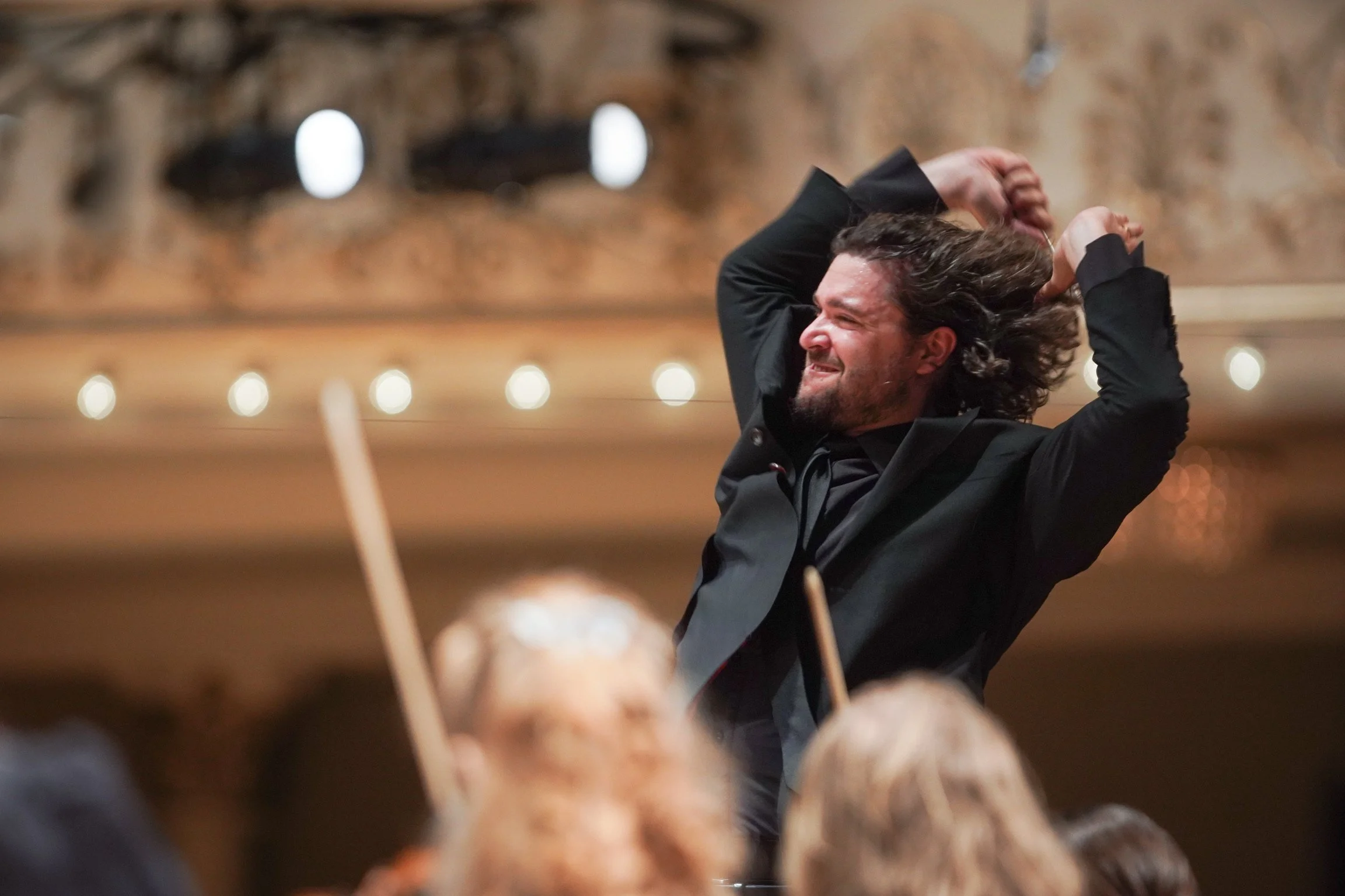 REVIEW: Guest conductor Christian Reif steps in to lead galvanizing Shostakovich with CSO