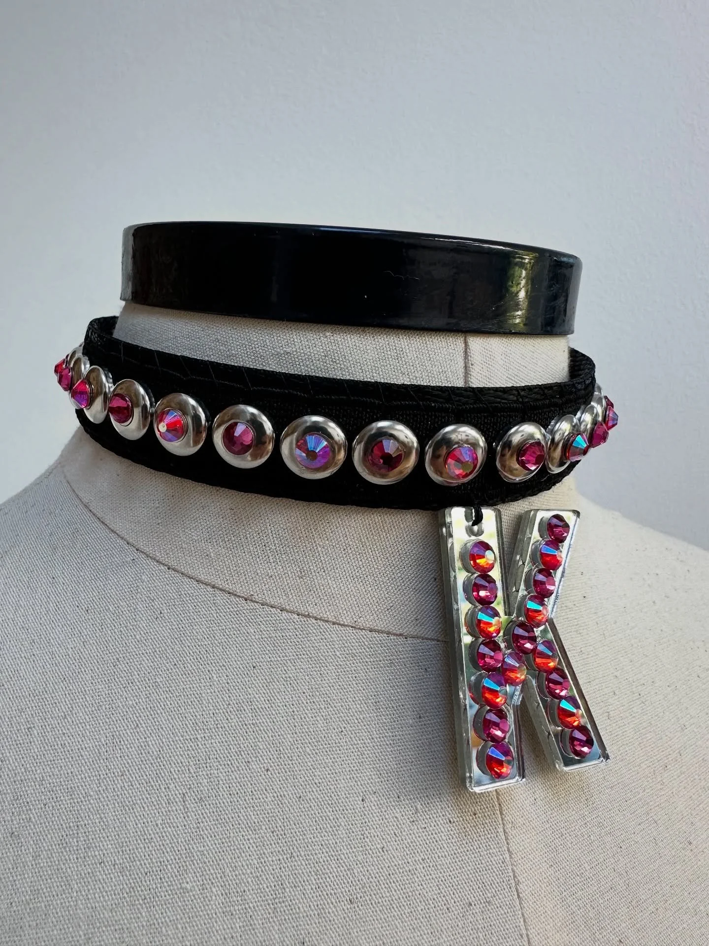 Howard Choker 

Custom Howard Choker Handmade by @quickchangedesigns 

#howard #sixthemusical #smallbusiness #brand #summer #westend