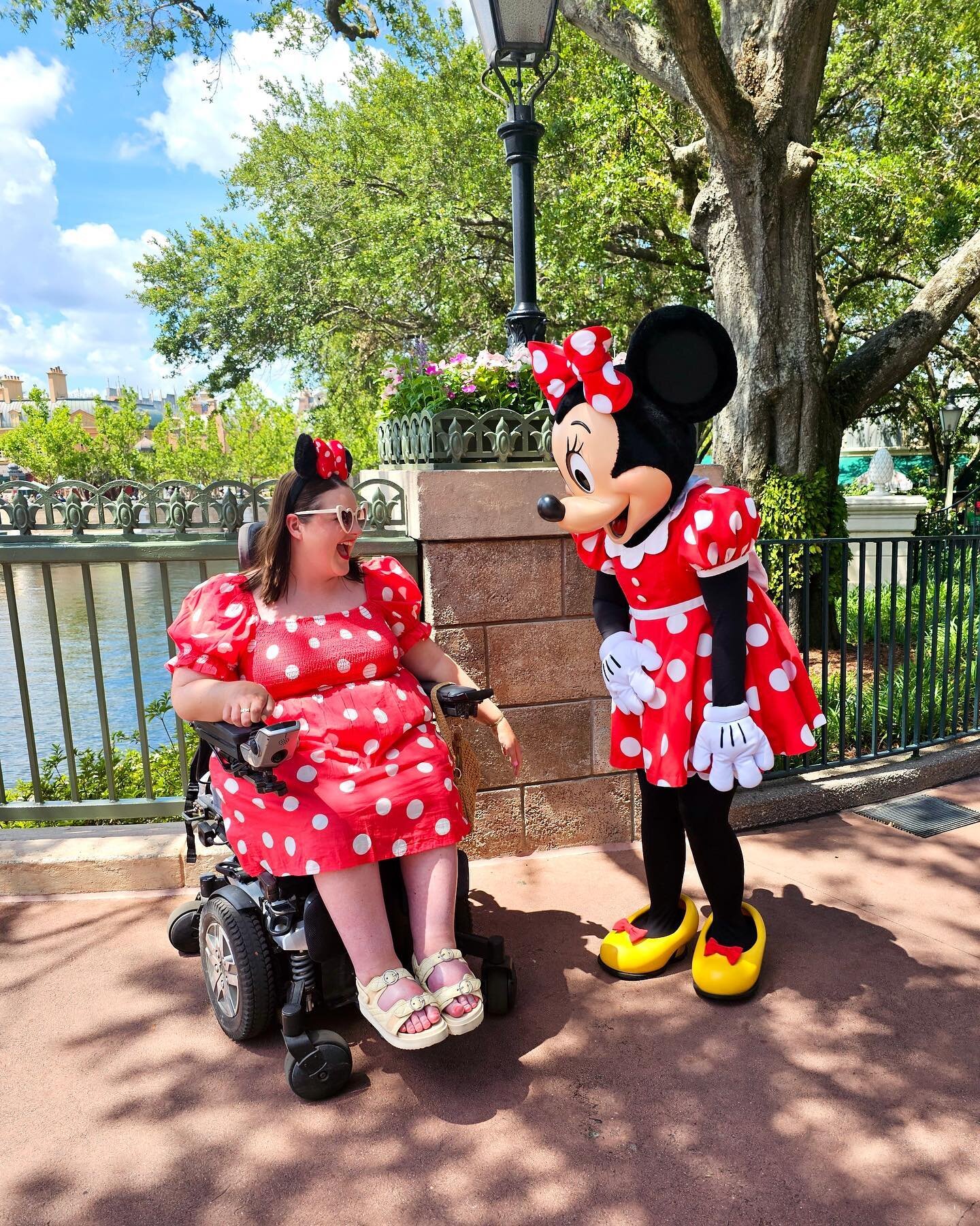 FRIDAY TWINNING! ❤️😍👯&zwj;♀️

Headed into Epcot yesterday for the last time, in my red spot dress (that I&rsquo;d forgotten to wear so far 🙈) and Minnie was there ready for our twinning moment! Her reaction was amazing, I&rsquo;ll have to put it i